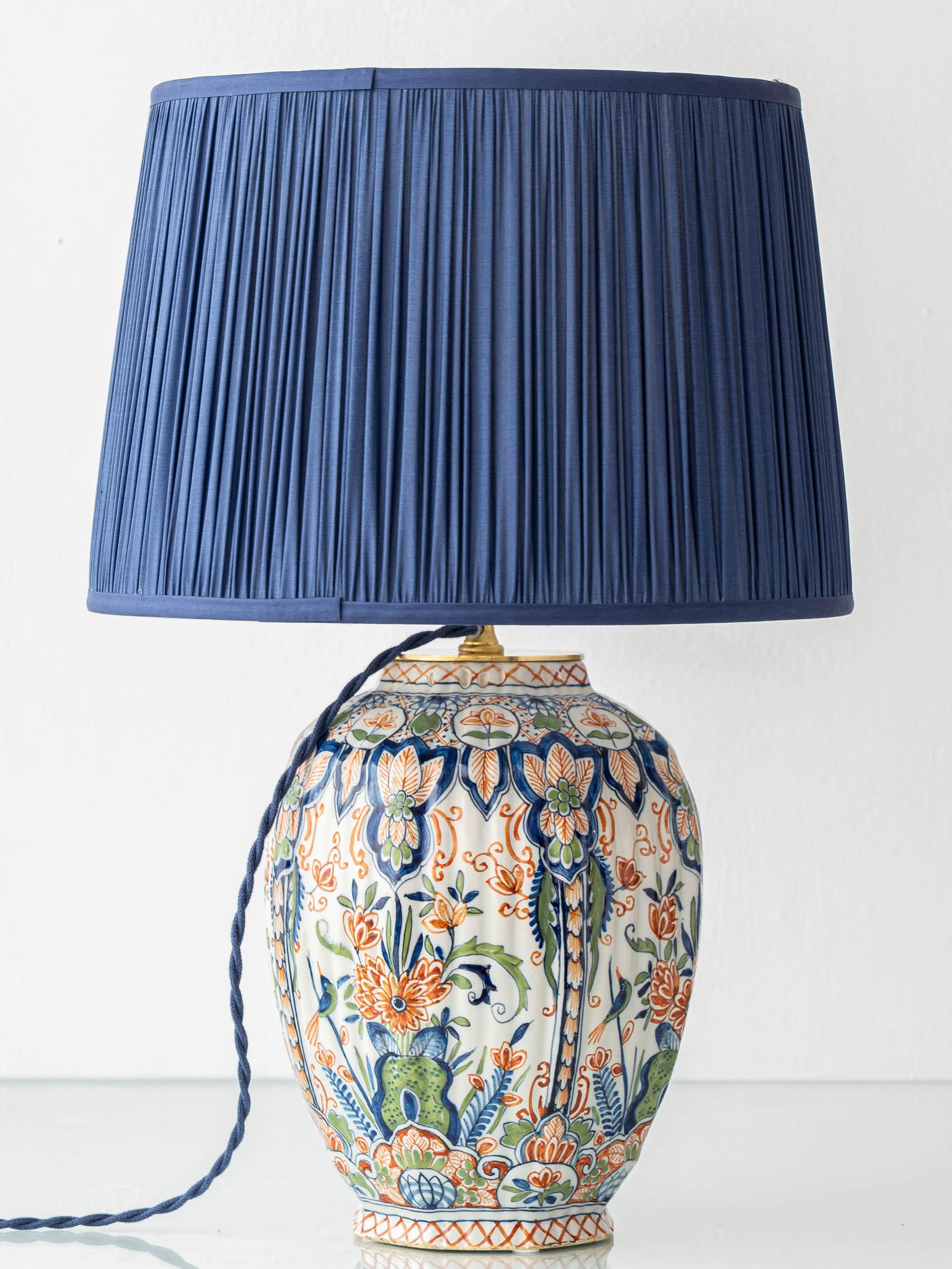 Néerlandais Lampe de table en céramique de Delft, années 1900, polychrome de Makkum peint à la main, abat-jour en soie neuf en vente