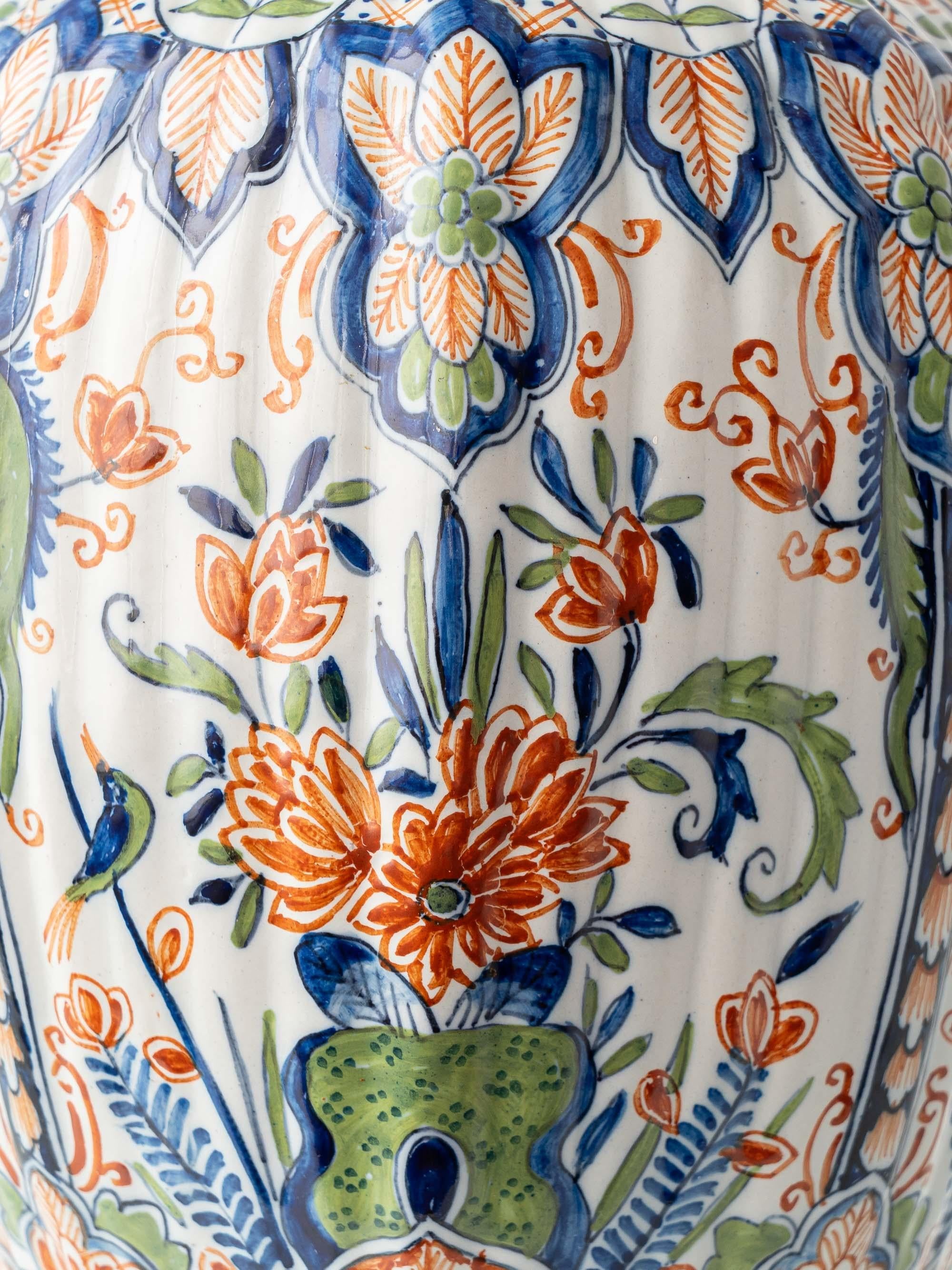 Laiton Lampe de table en céramique de Delft, années 1900, polychrome de Makkum peint à la main, abat-jour en soie neuf en vente