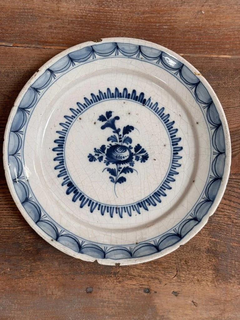 Fine Dutch delft charger, with Kraak-style tin-glazed floral decoration, early 18th-century. Diameter 12 inches

