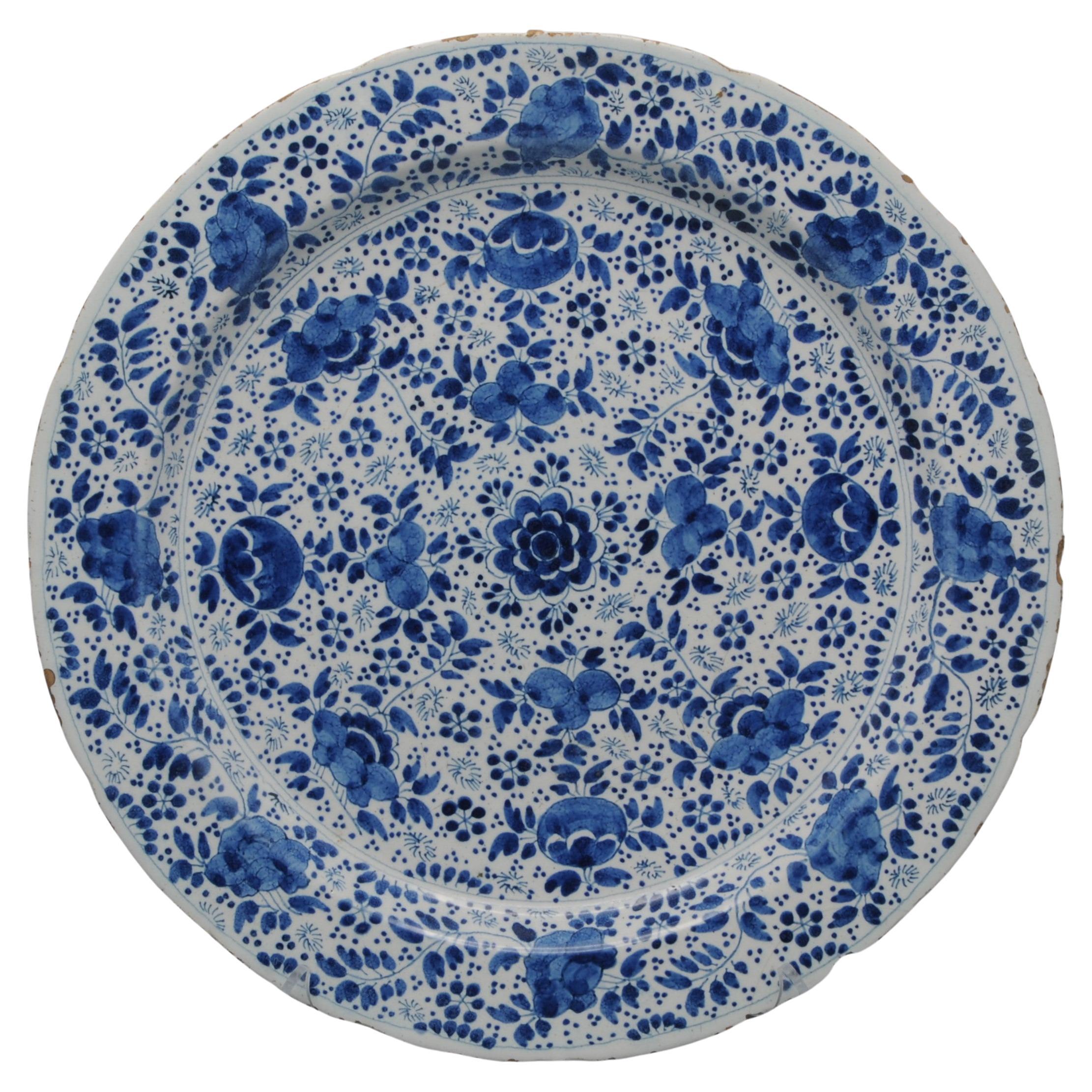 Delft - Cargador con decoración "mille fleurs", principios del siglo XVIII