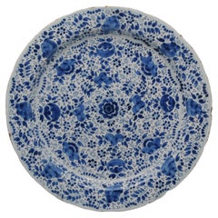 Delft - Cargador con decoración "mille fleurs", principios del siglo XVIII