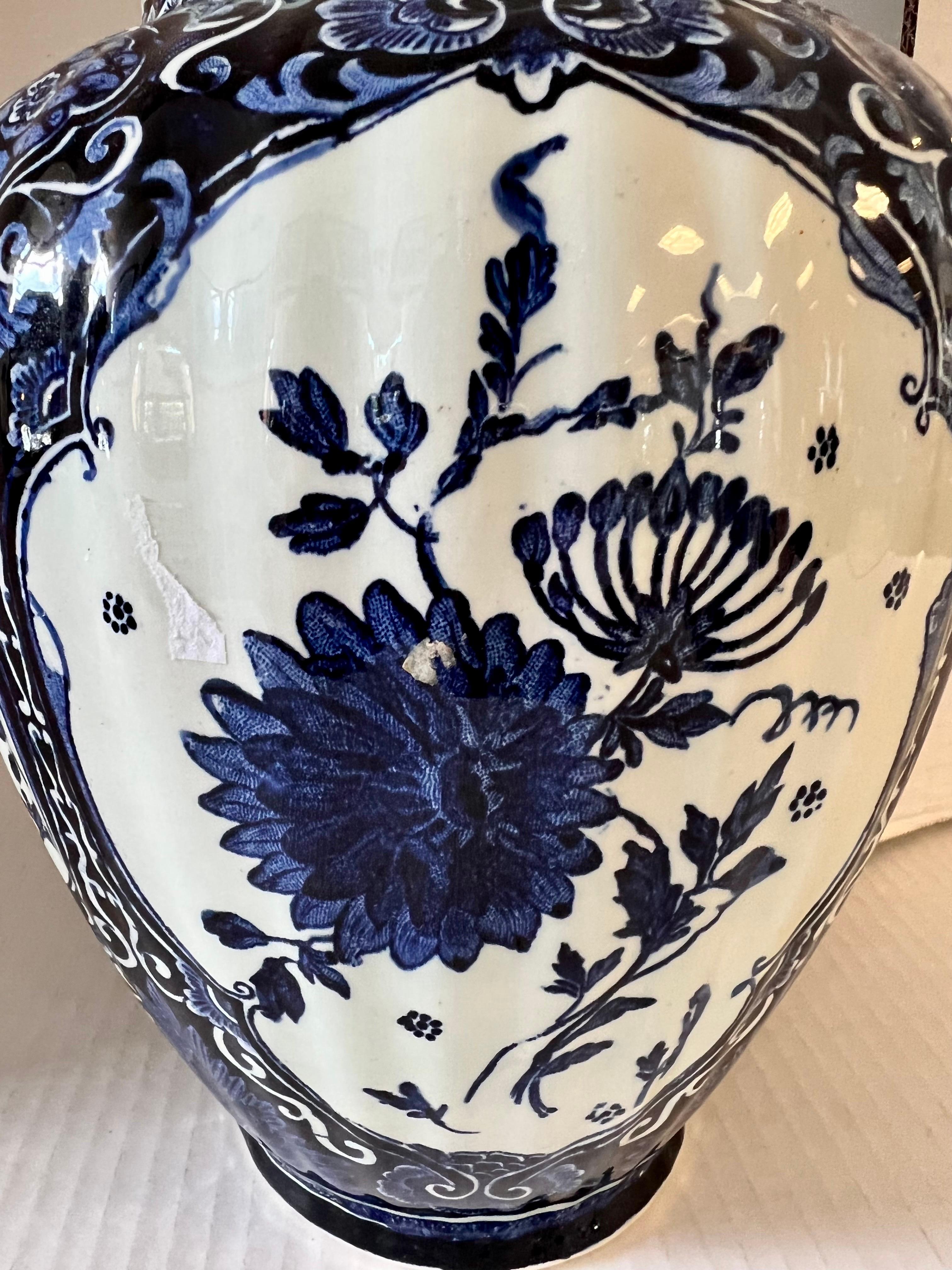 Delft Chinoiserie Blue and White Covered Urn Jar with Foo Dog In Good Condition In West Hartford, CT