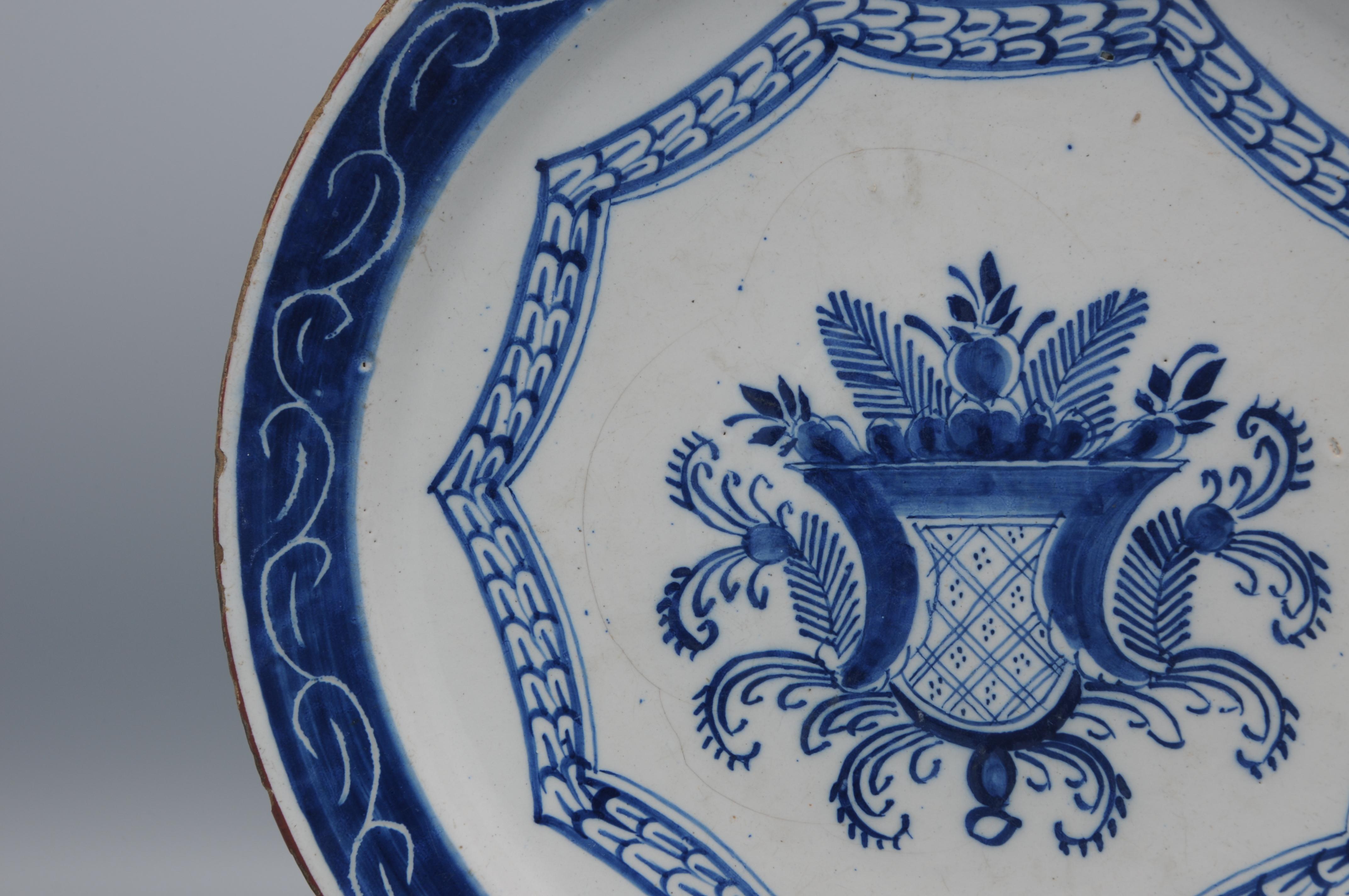 Delft - Piatto a cineserie con cesto floreale, seconda metà del XVIII secolo in vendita 4