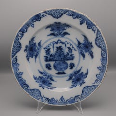 Delft - Plato de Chinoiserie con cesta floral, segunda mitad del siglo XVIII