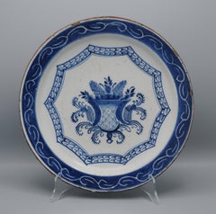 Delft – Chinoiserie-Schale mit Blumenkorb, zweite Hälfte des 18. Jahrhunderts