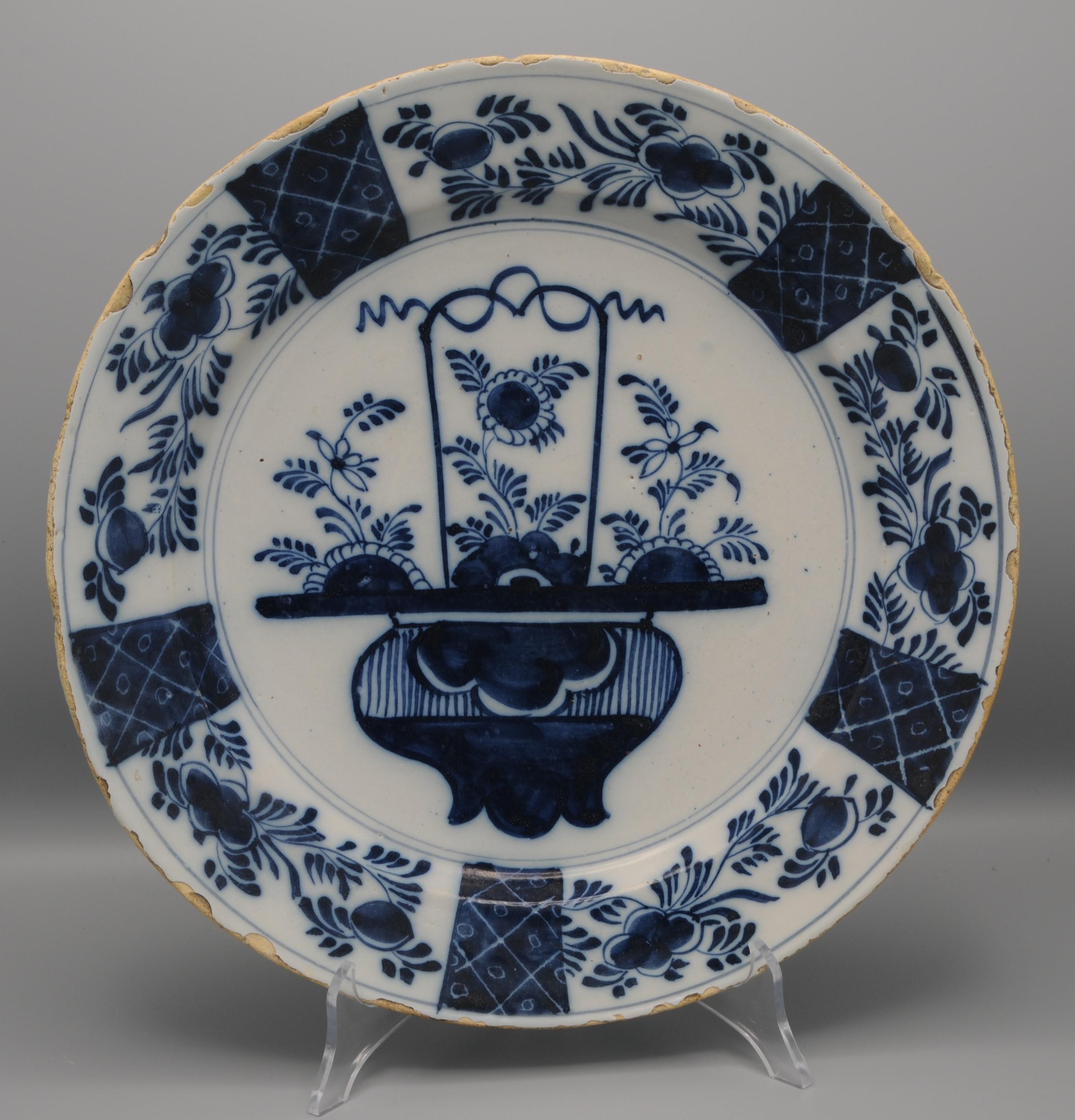 Dutch Delft - Chinoiserie dish with floral basket, second half 18th century For Sale
