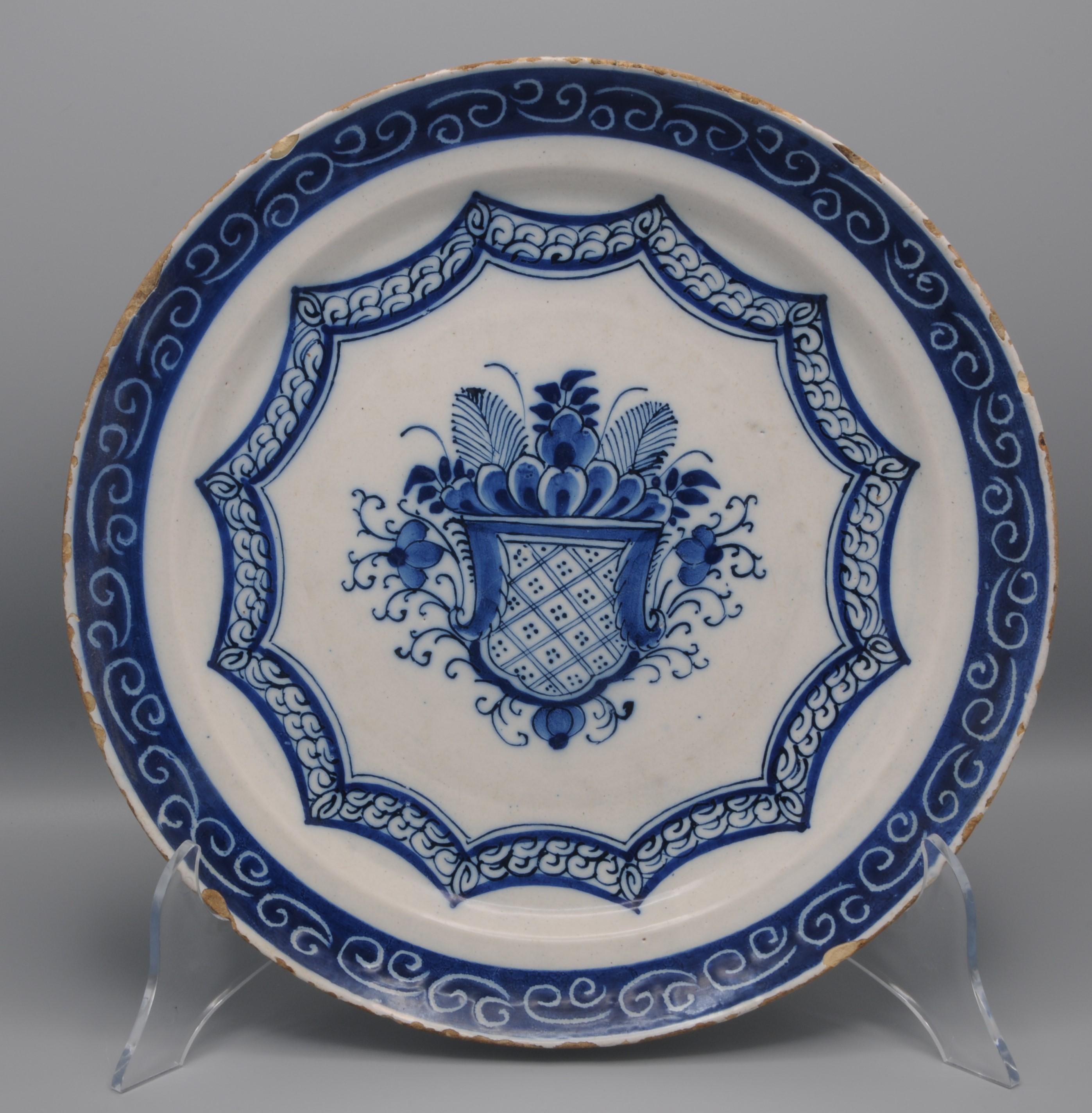 Dutch Delft - Chinoiserie dish with floral basket, second half 18th century For Sale