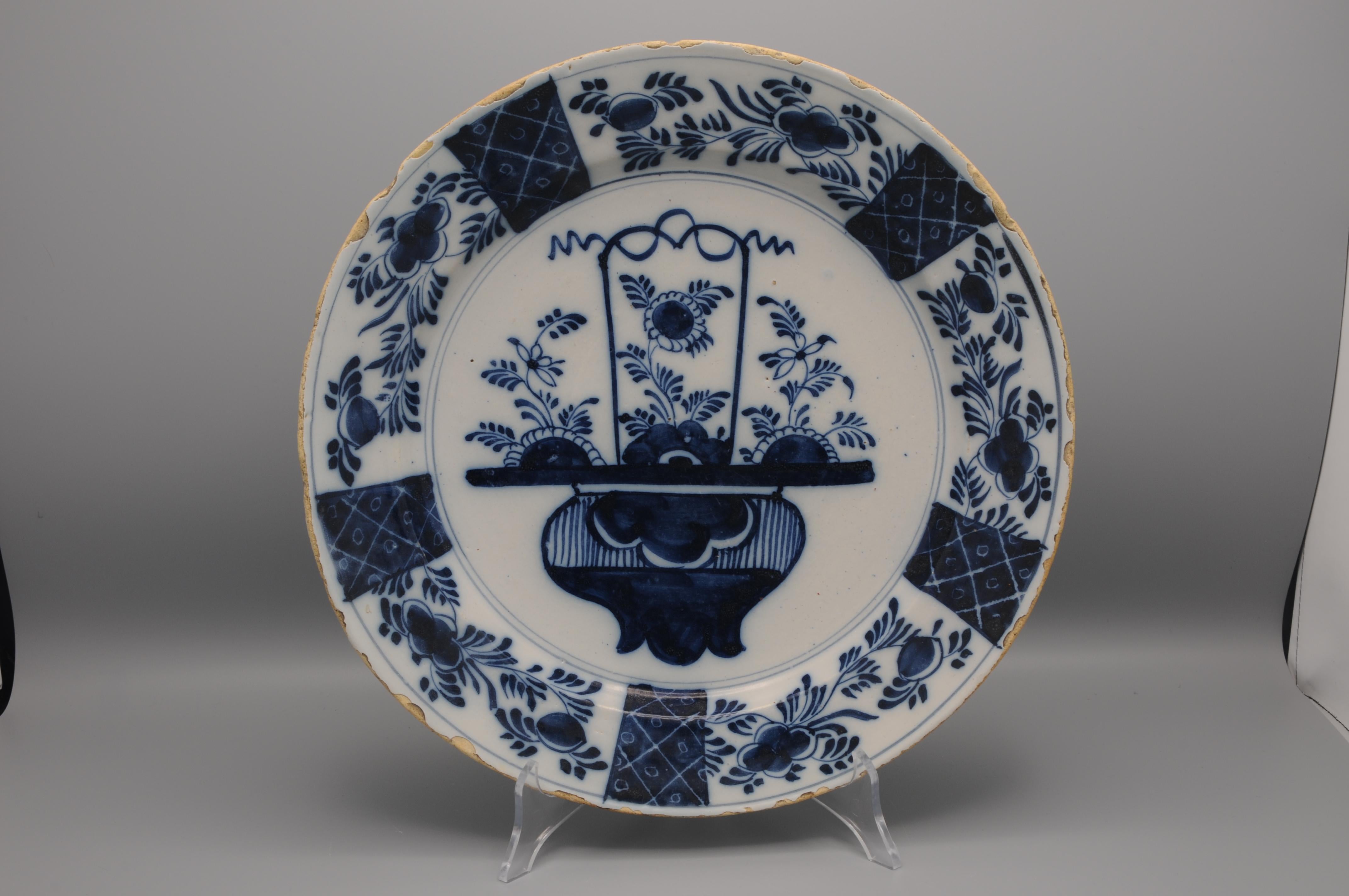 Glazed Delft - Chinoiserie dish with floral basket, second half 18th century For Sale