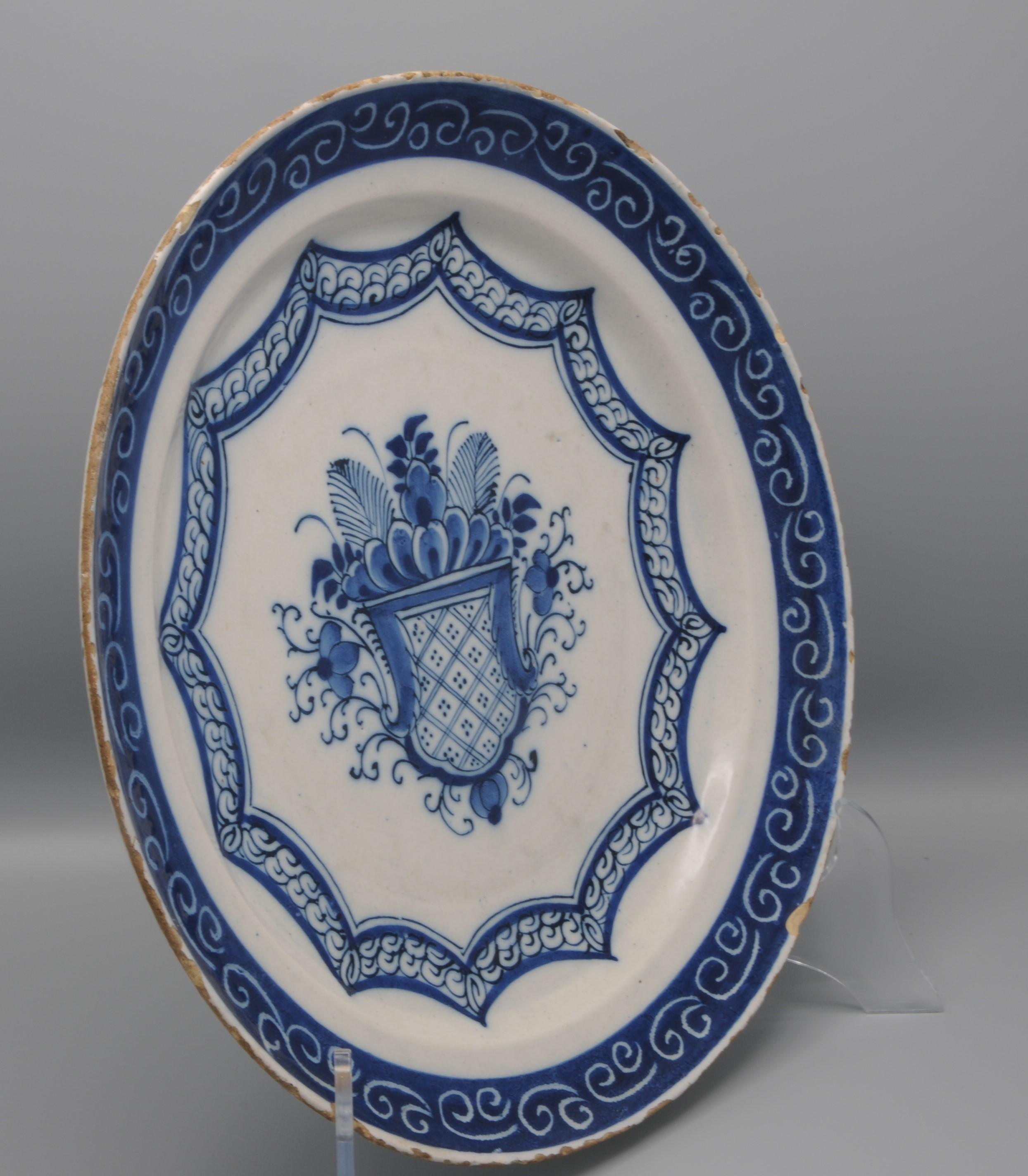 Glazed Delft - Chinoiserie dish with floral basket, second half 18th century For Sale