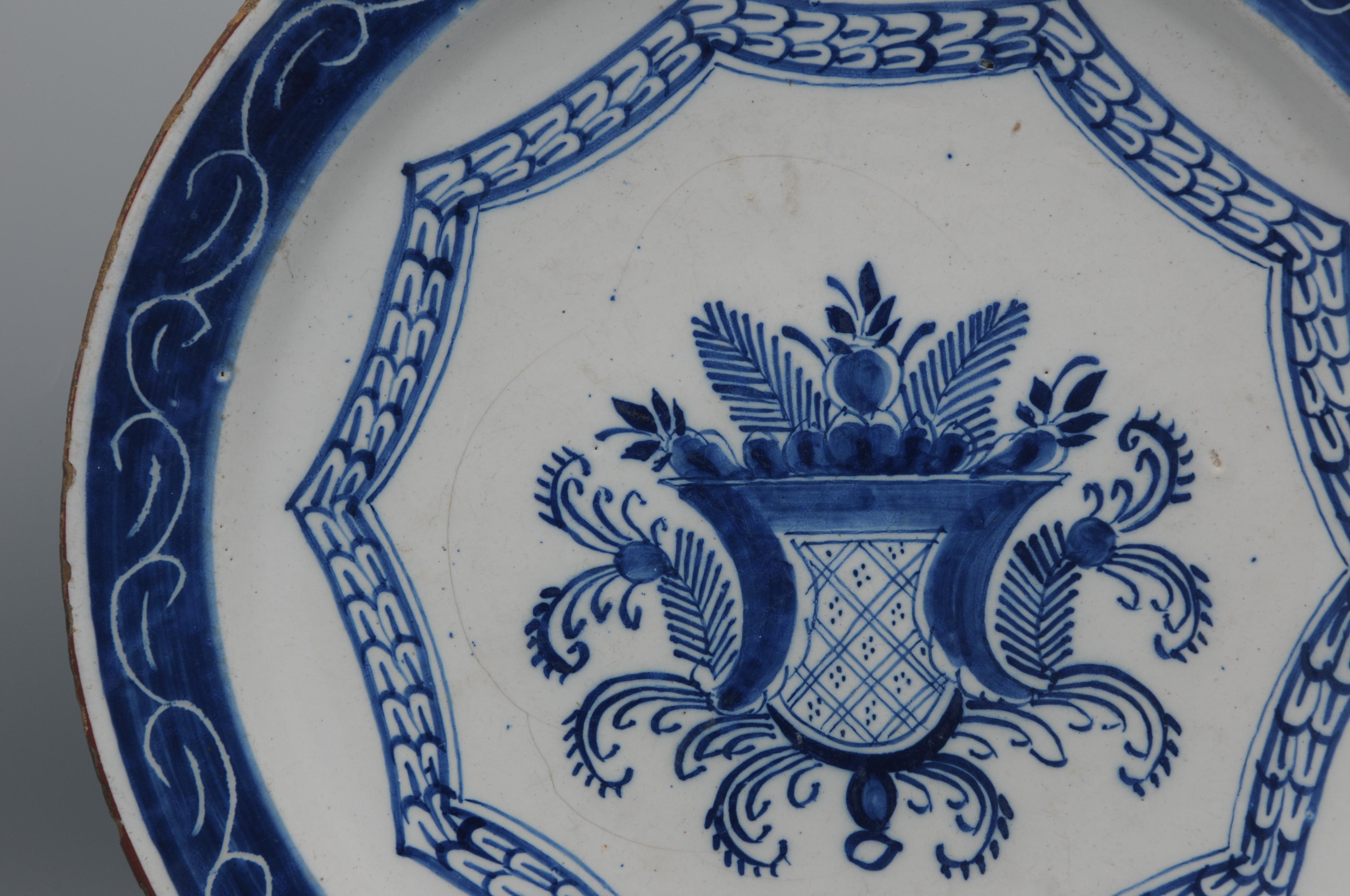 Olandese Delft - Piatto a cineserie con cesto floreale, seconda metà del XVIII secolo in vendita