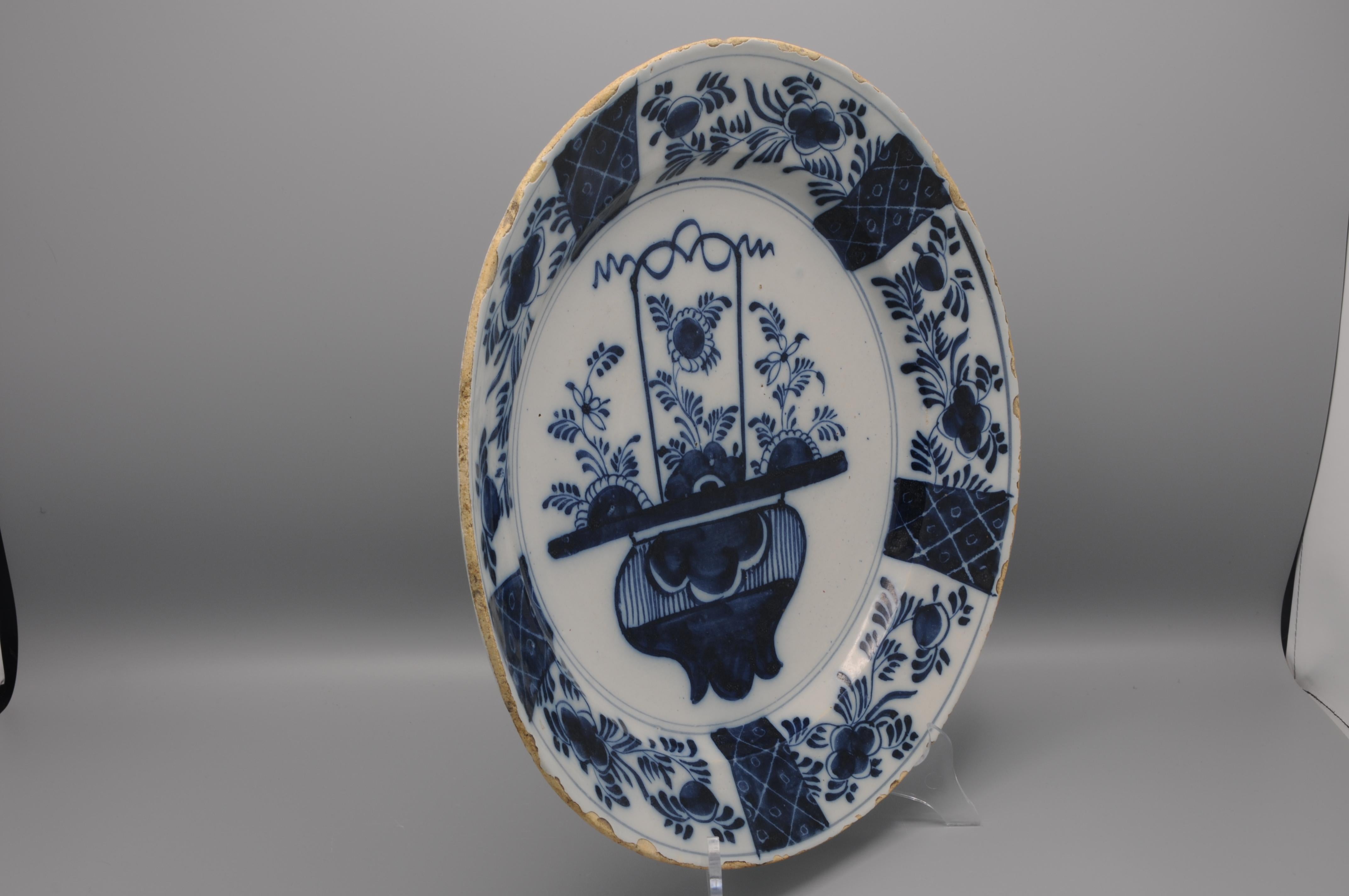 Vernissé Delft - Plat Chinoiserie avec panier floral, seconde moitié du 18ème siècle en vente