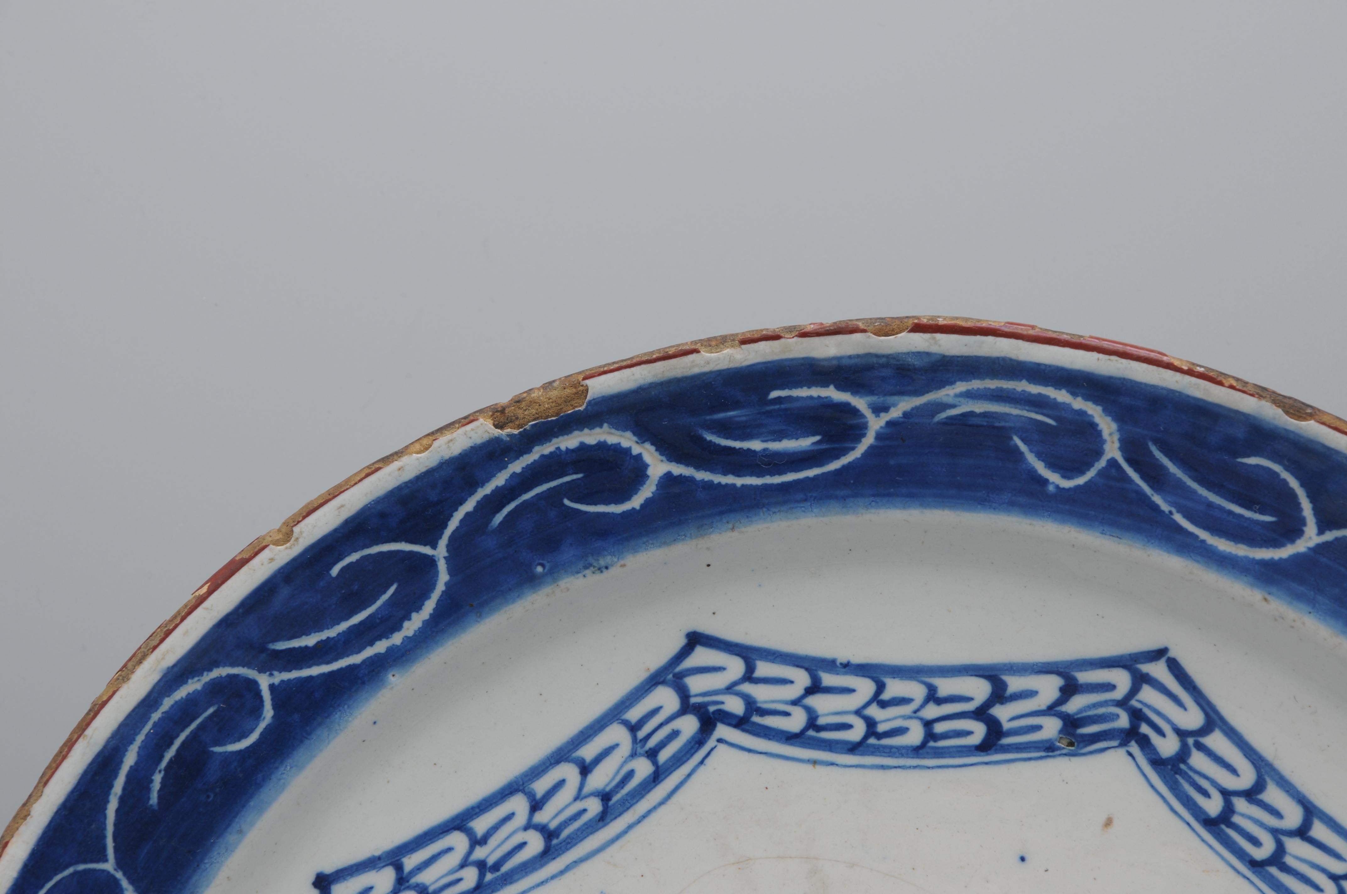 Smaltato Delft - Piatto a cineserie con cesto floreale, seconda metà del XVIII secolo in vendita