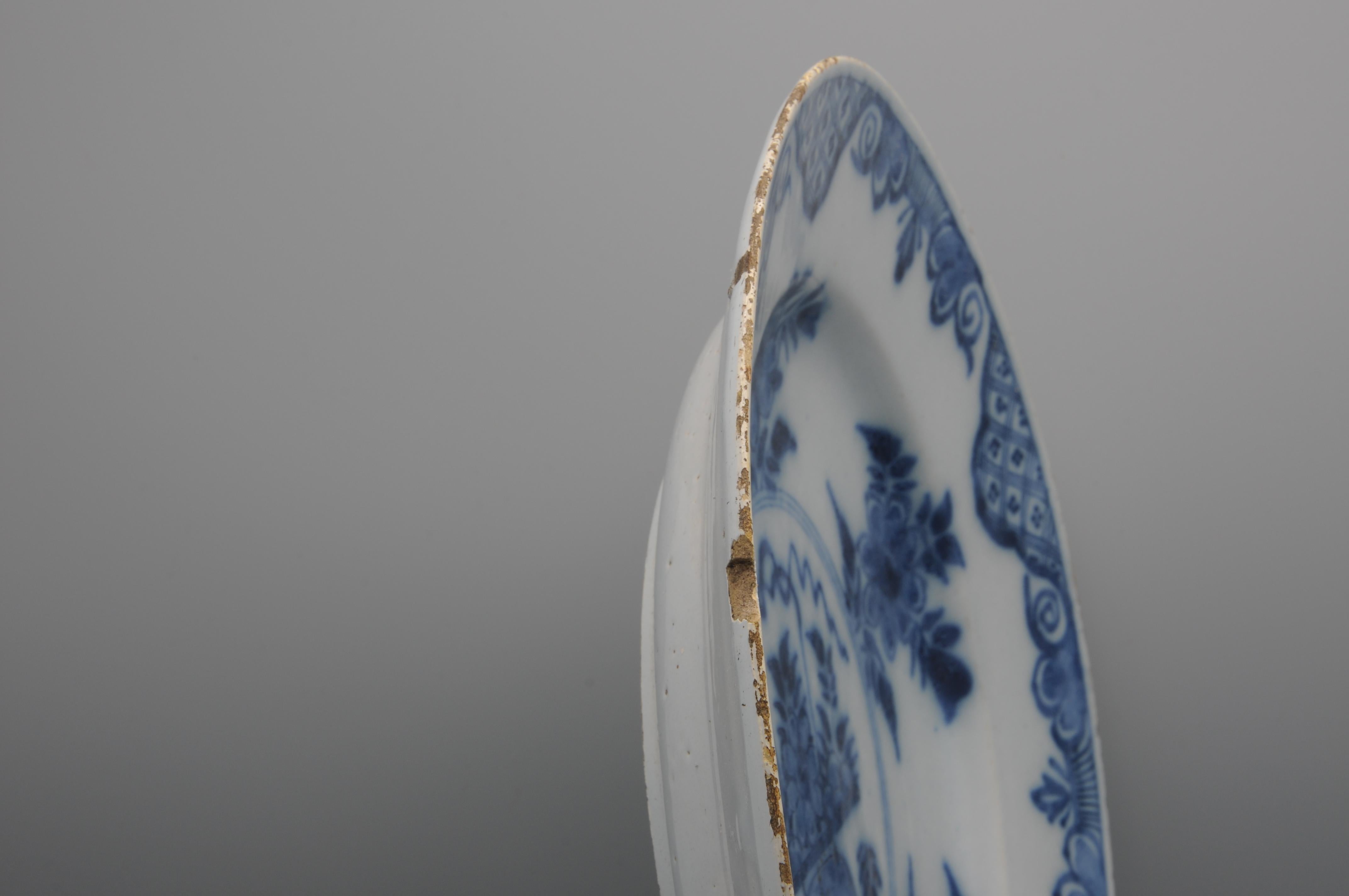 Earthenware Delft - Chinoiserie dish with floral basket, second half 18th century For Sale