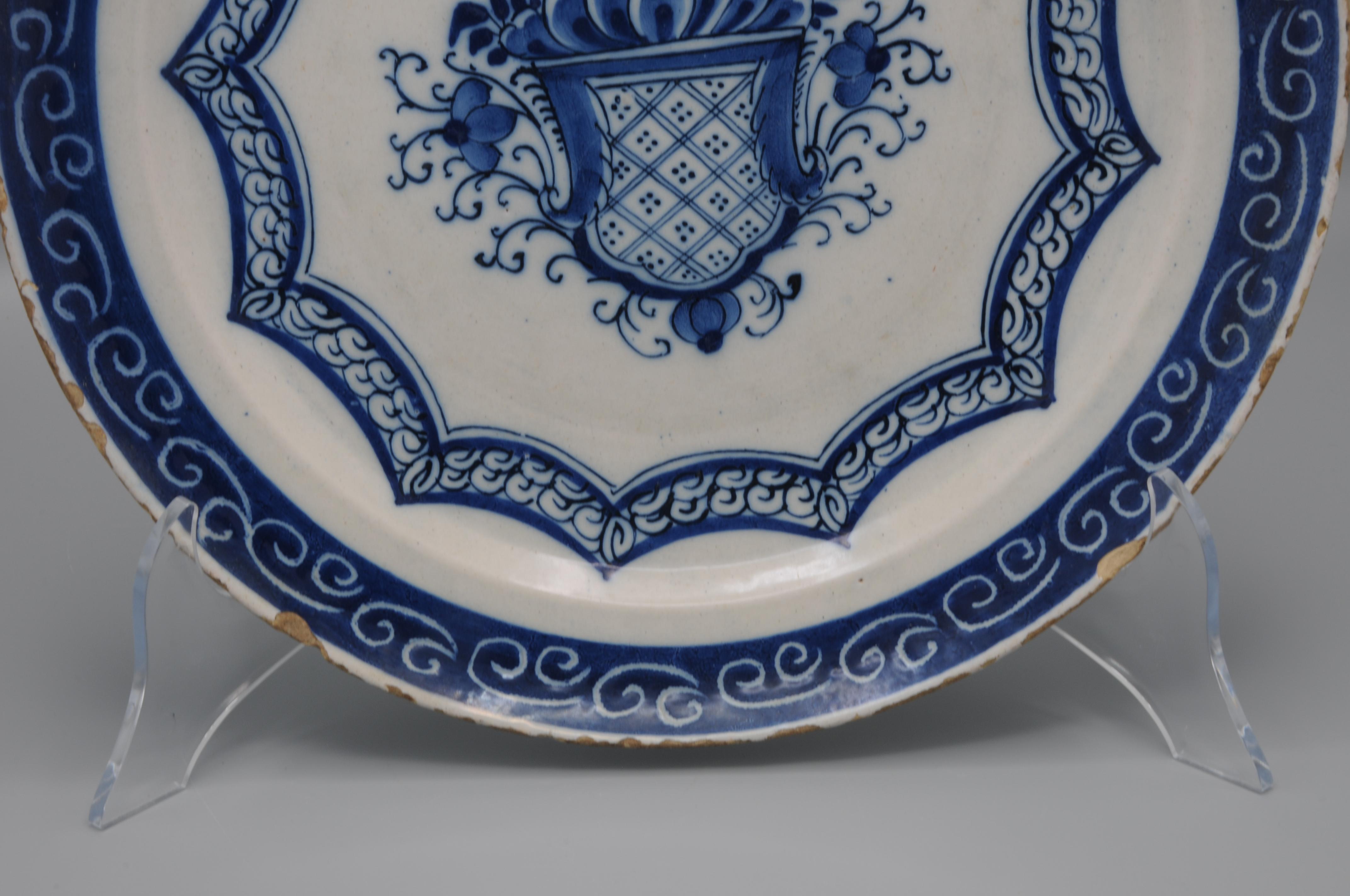 Earthenware Delft - Chinoiserie dish with floral basket, second half 18th century For Sale