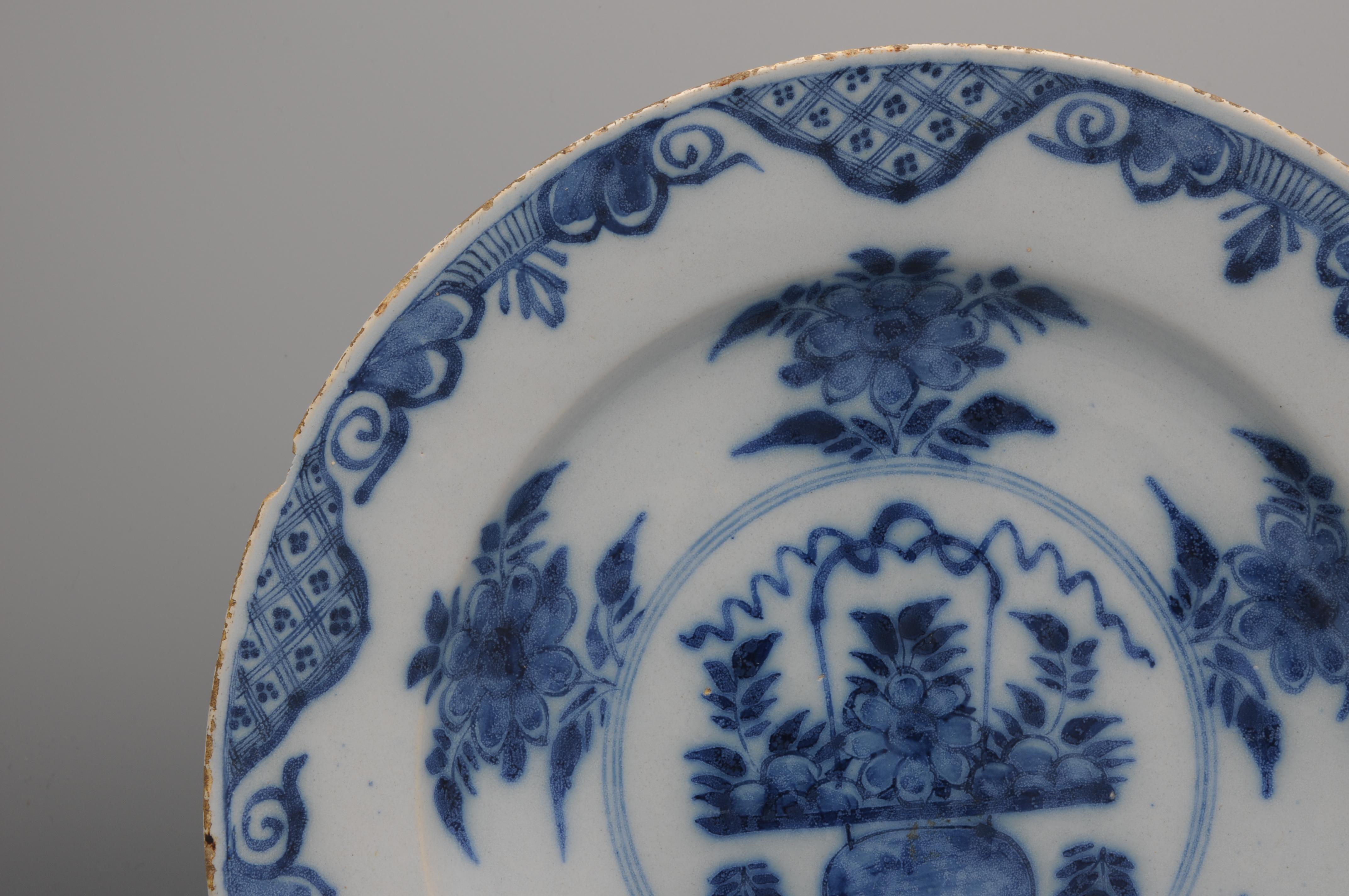 Delft - Chinoiserie dish with floral basket, second half 18th century For Sale 1