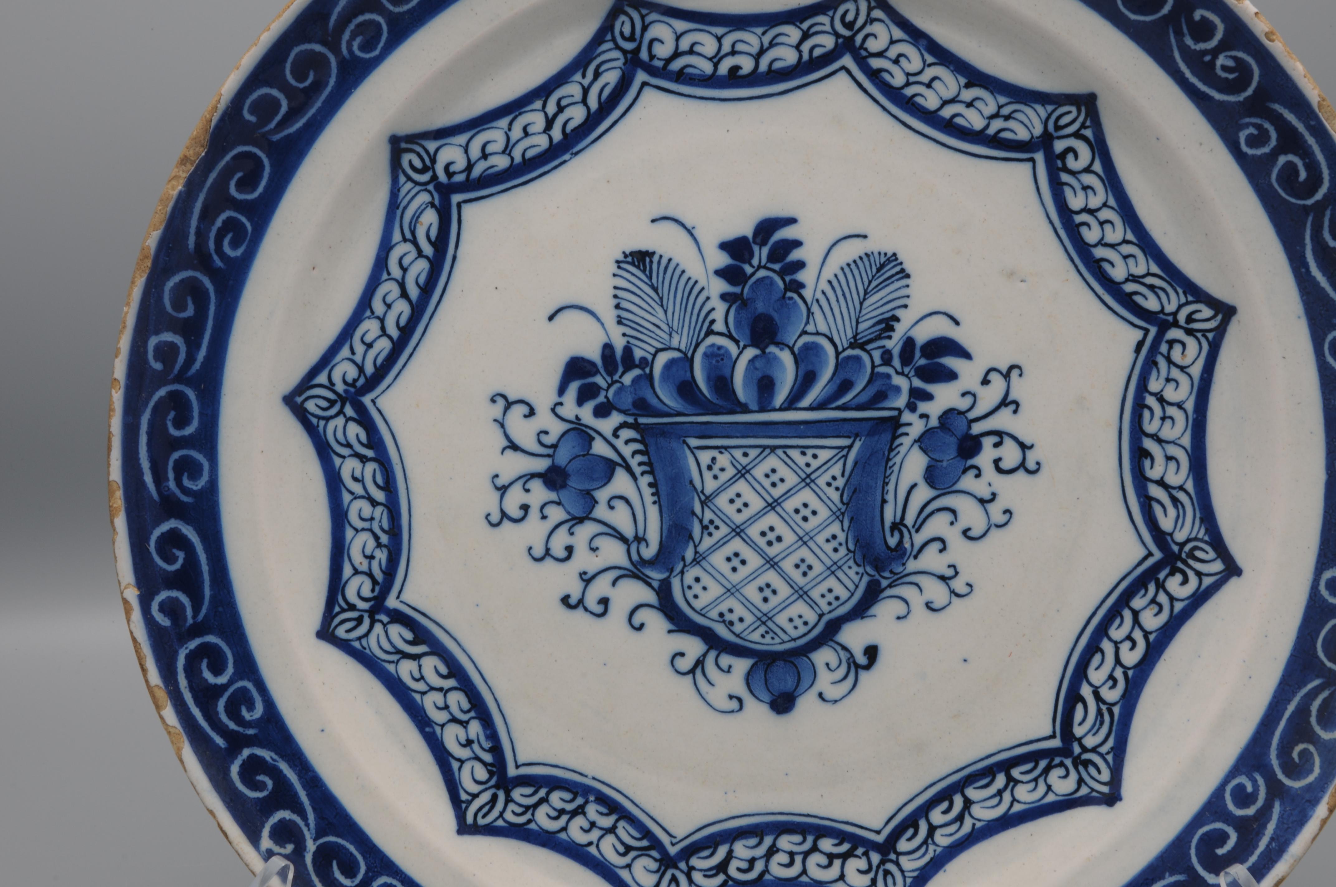 Delft - Chinoiserie dish with floral basket, second half 18th century For Sale 1