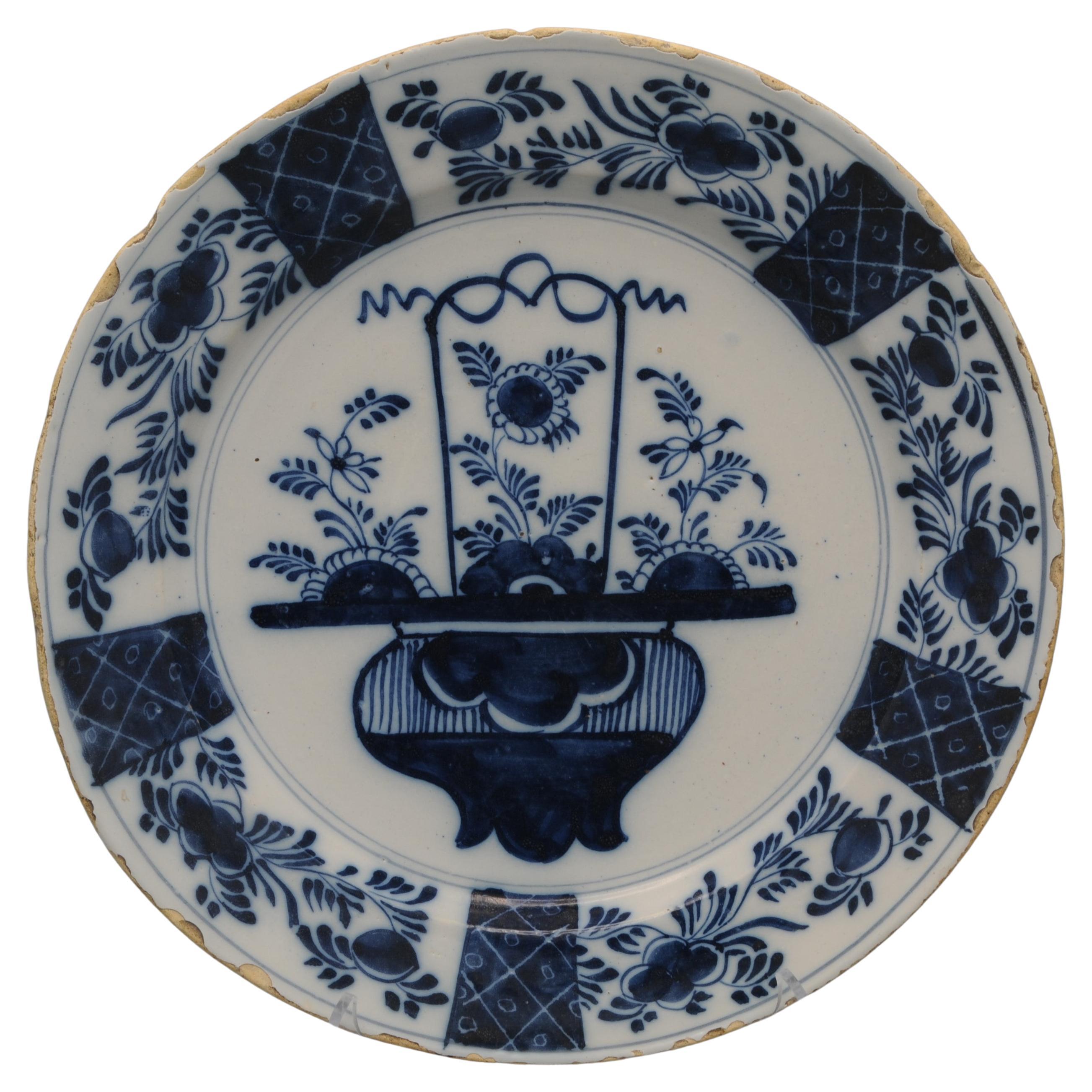 Delft - Chinoiserie dish with floral basket, second half 18th century For Sale