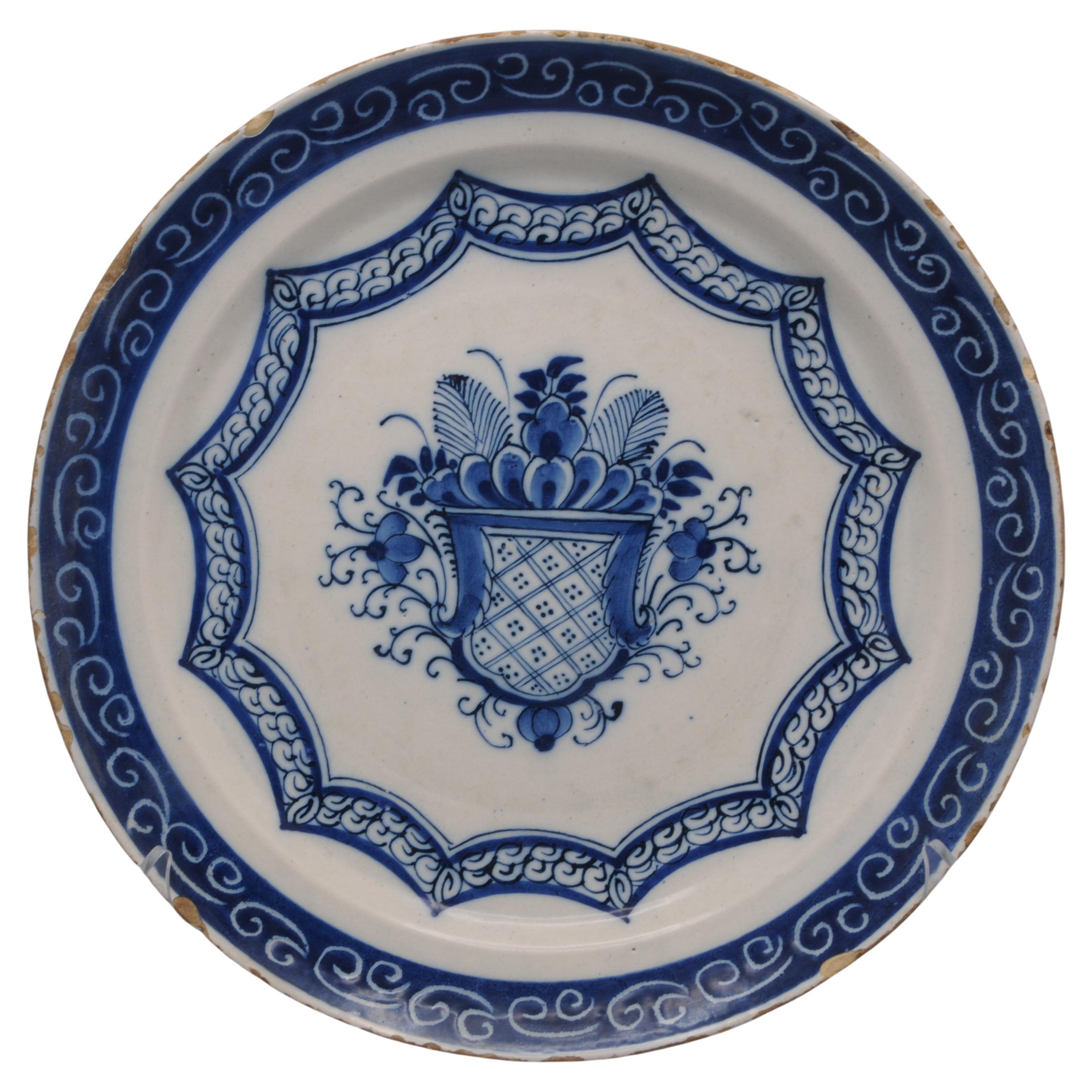 Delft - Chinoiserie dish with floral basket, second half 18th century For Sale