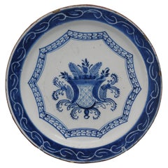 Delft - Plato de Chinoiserie con cesta floral, segunda mitad del siglo XVIII