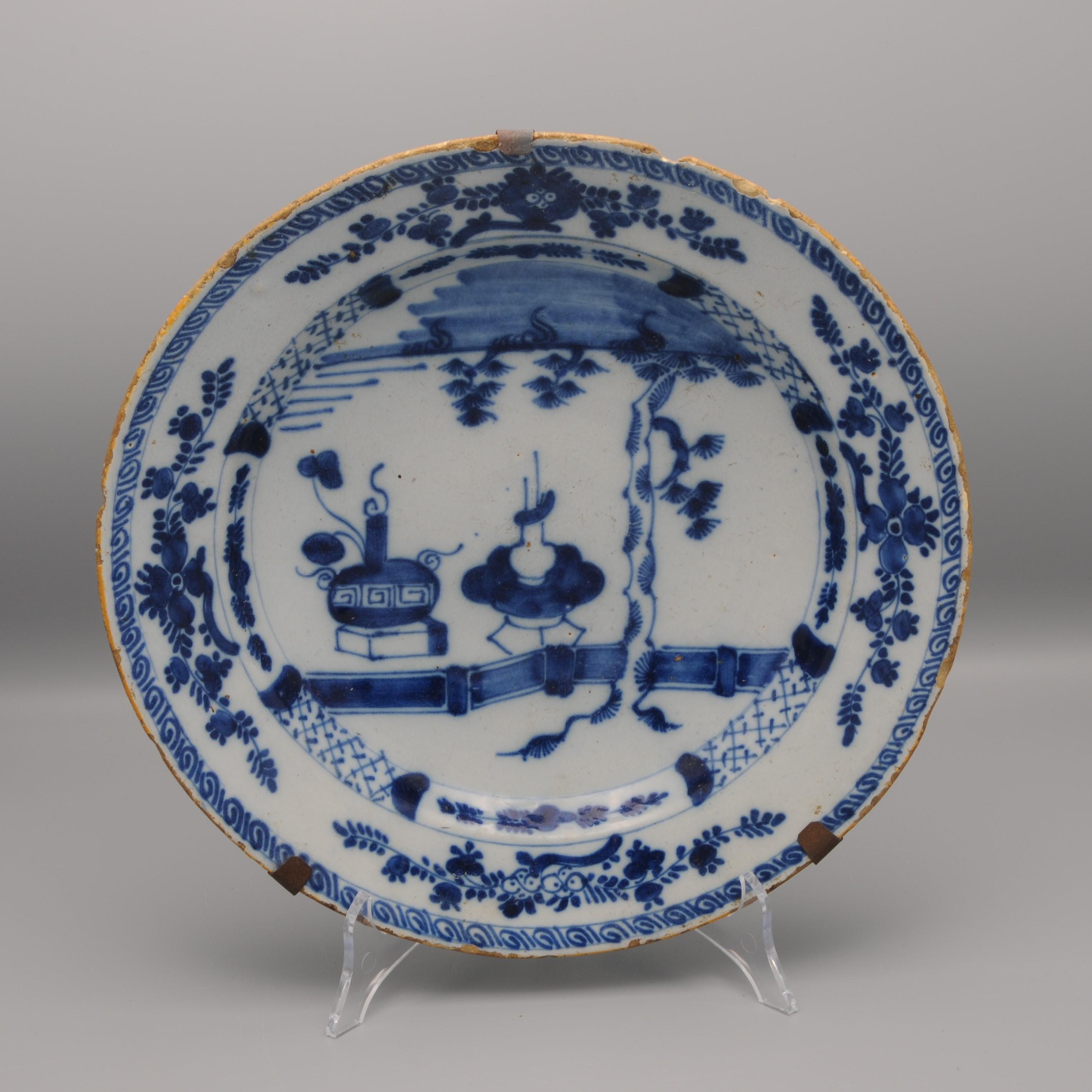 Chinoiseries Assiette de présentation de style chinoiserie de Delft par De Claauw, milieu du 18e siècle en vente