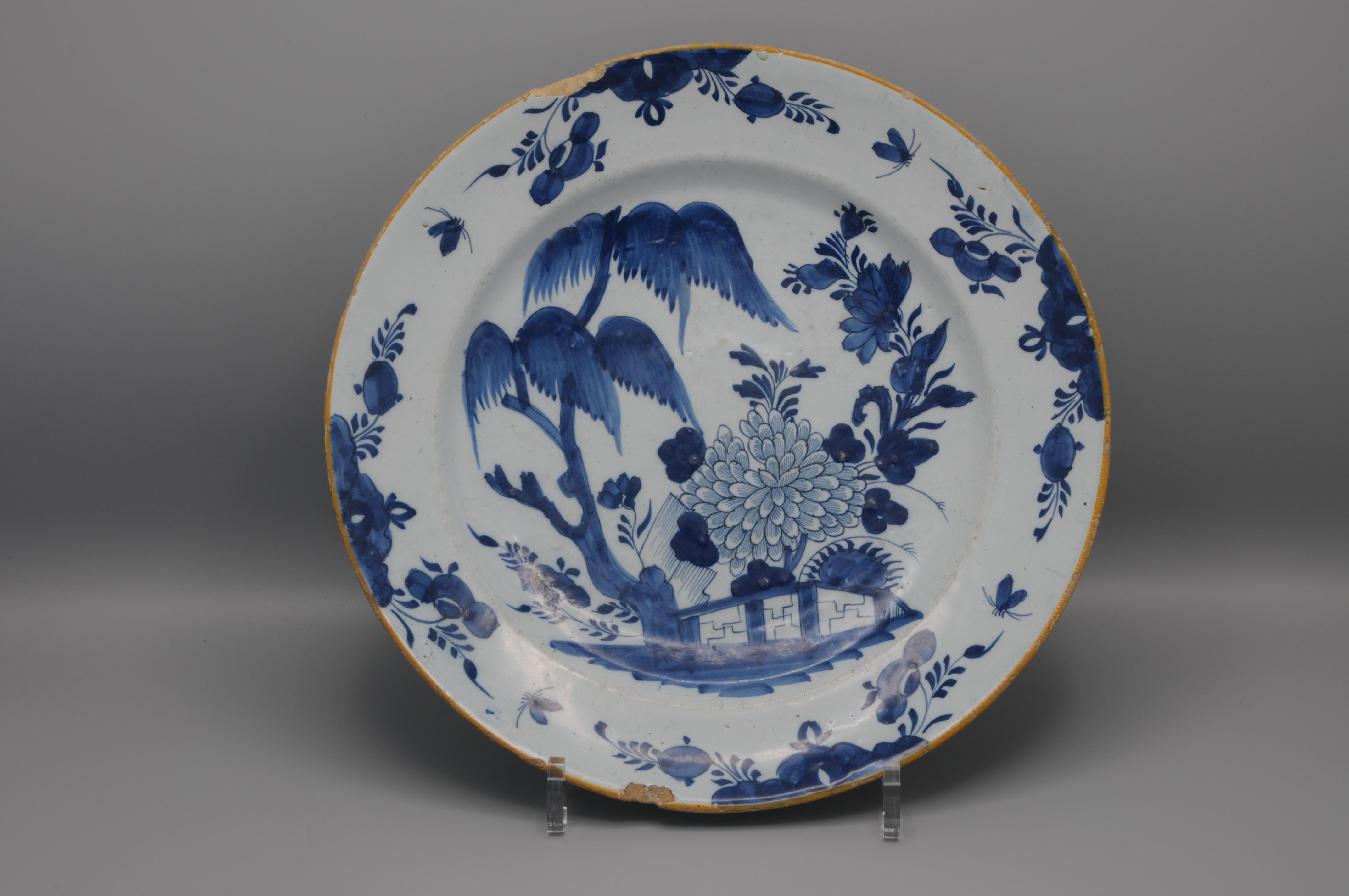 Chinoiseries Assiette de présentation de style chinoiserie de Delft par De Claauw, milieu du 18e siècle en vente