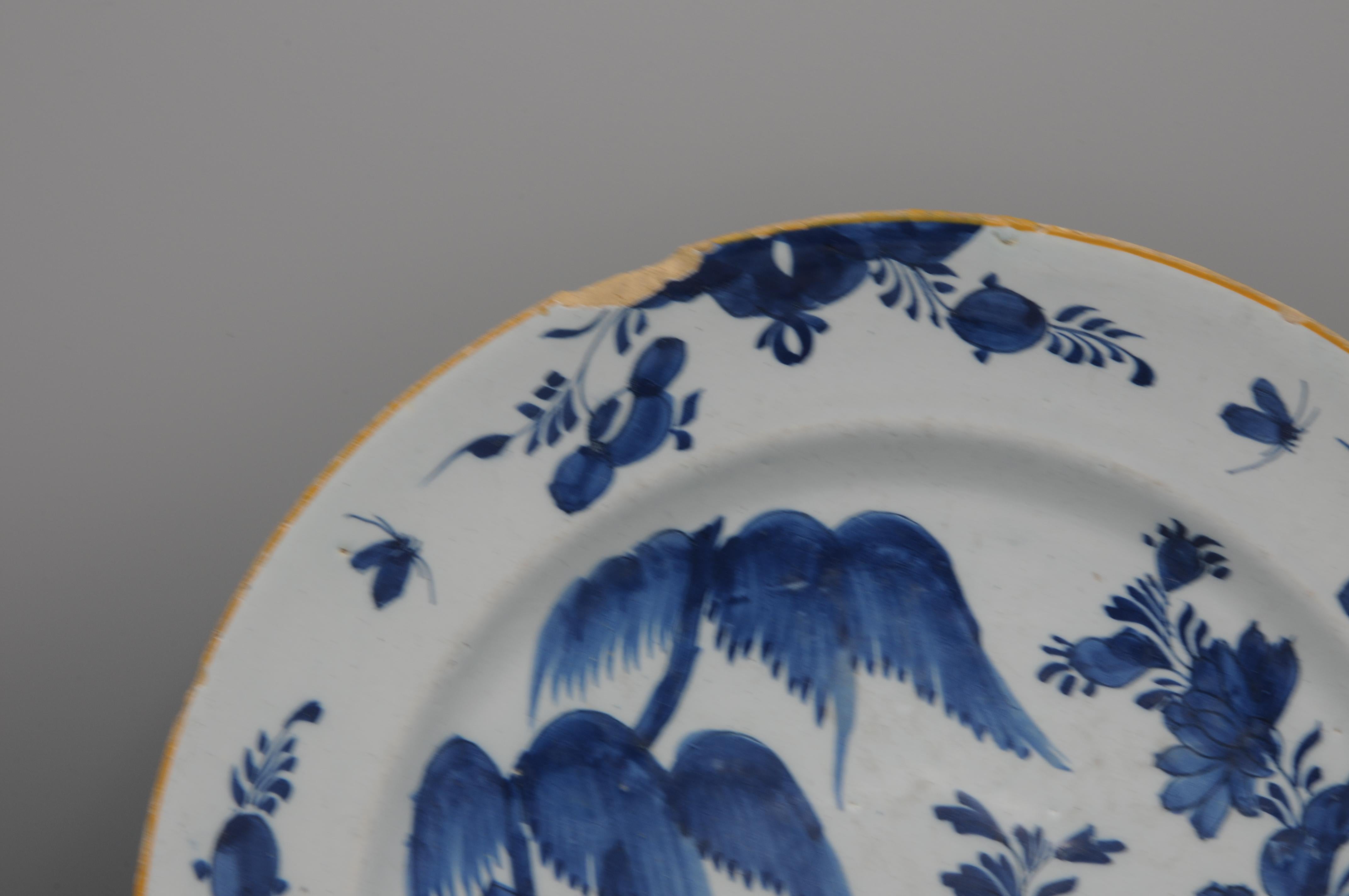 Néerlandais Assiette de présentation de style chinoiserie de Delft par De Claauw, milieu du 18e siècle en vente