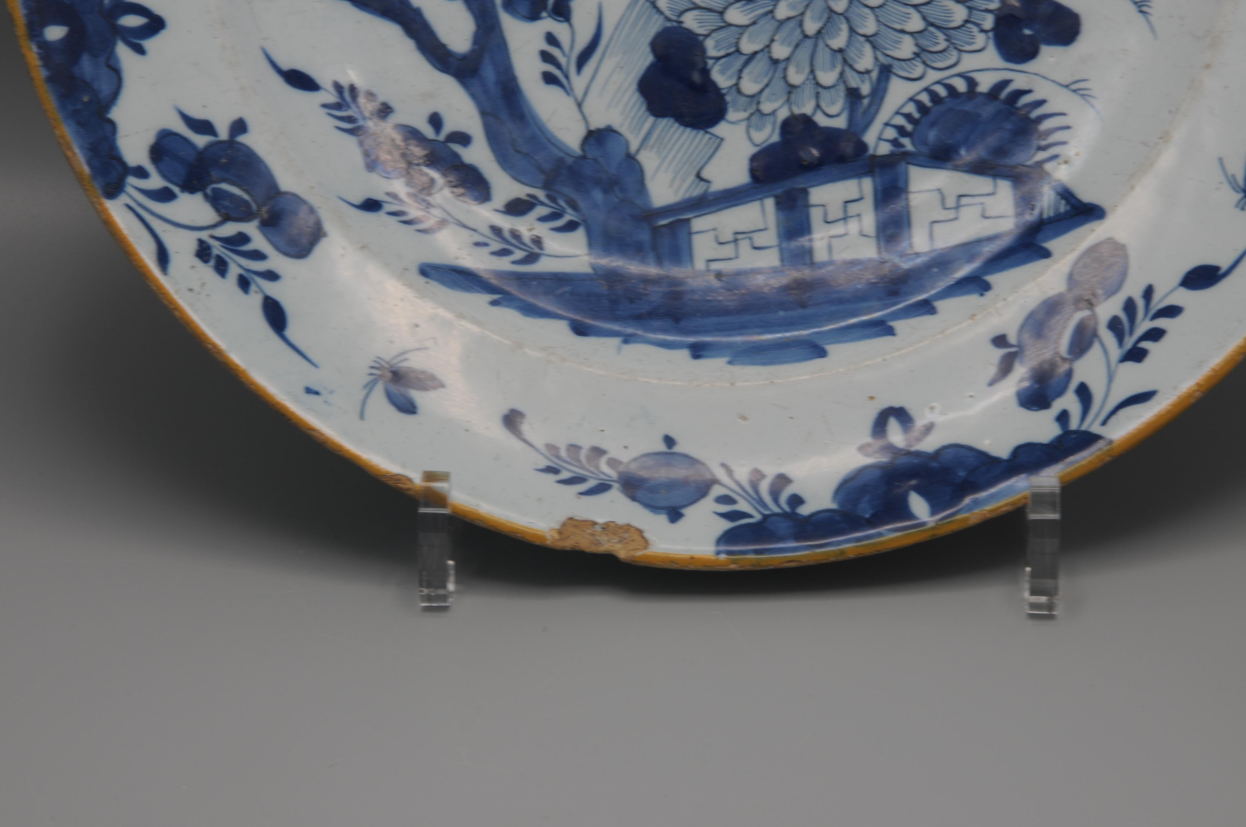 Vernissé Assiette de présentation de style chinoiserie de Delft par De Claauw, milieu du 18e siècle en vente