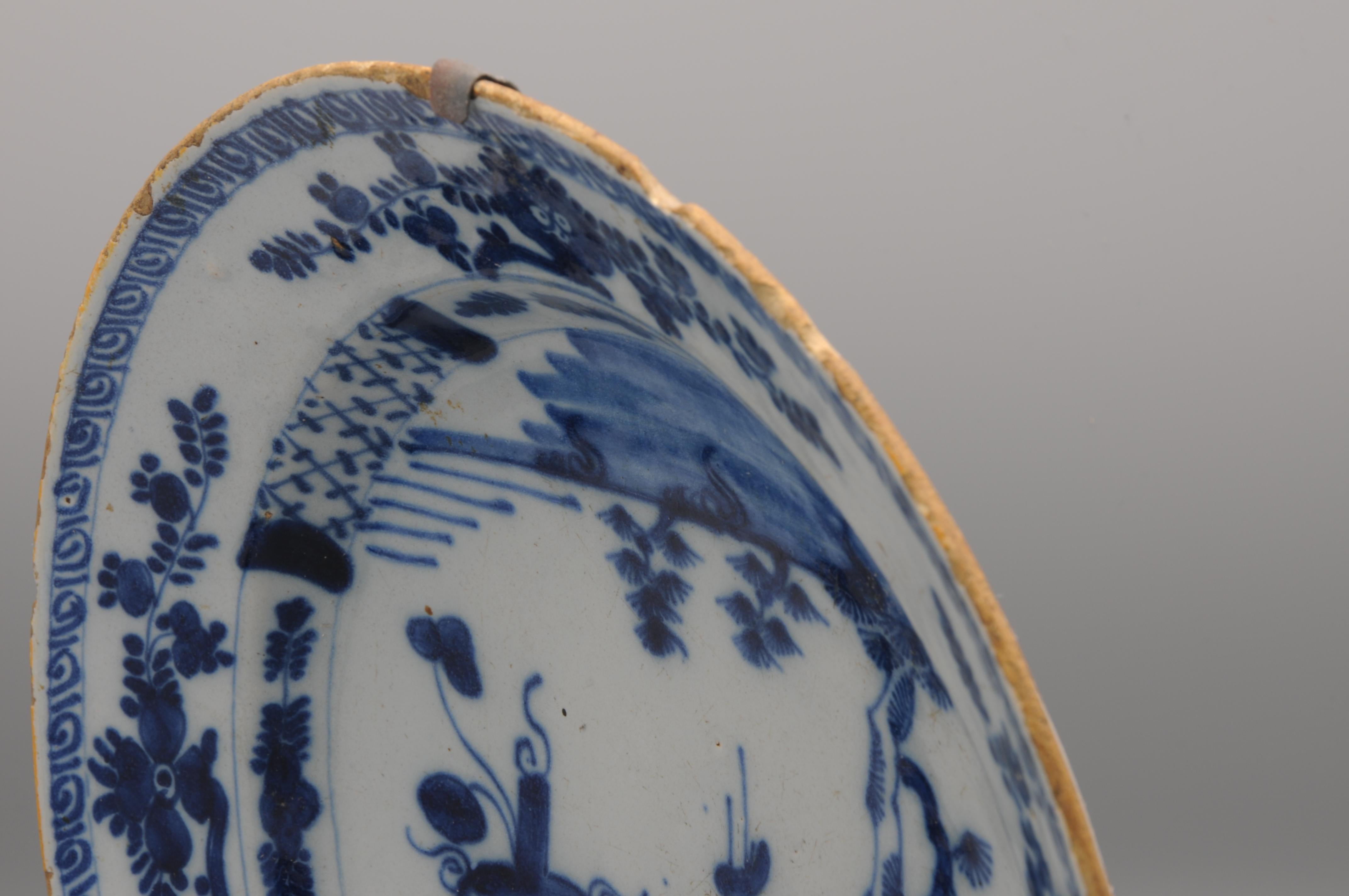 XVIIIe siècle Assiette de présentation de style chinoiserie de Delft par De Claauw, milieu du 18e siècle en vente