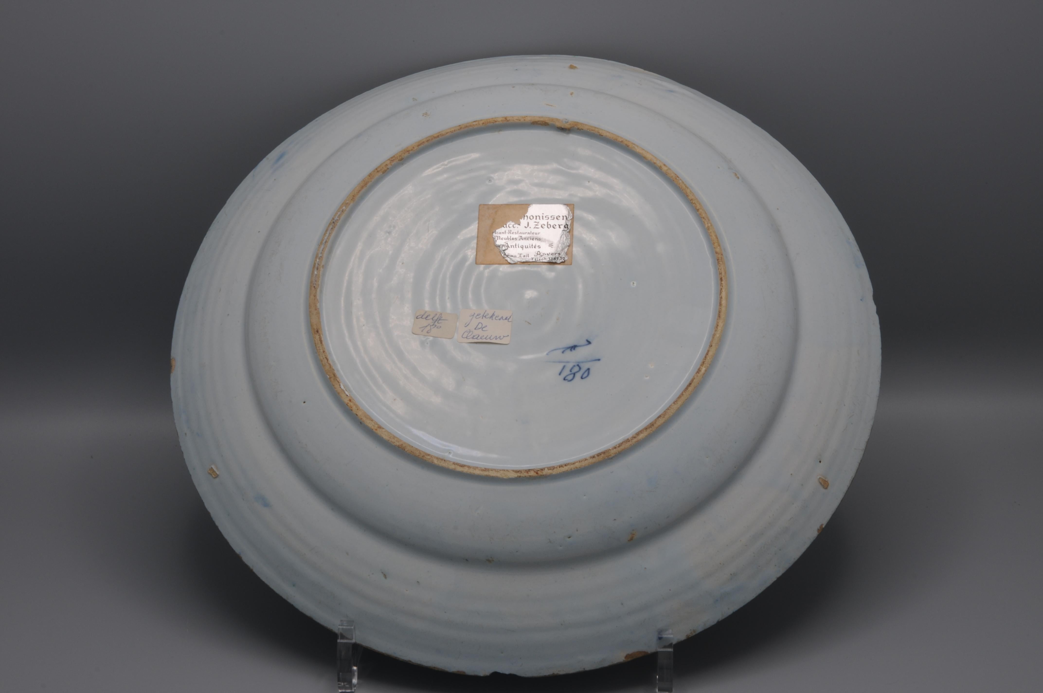 XVIIIe siècle Assiette de présentation de style chinoiserie de Delft par De Claauw, milieu du 18e siècle en vente