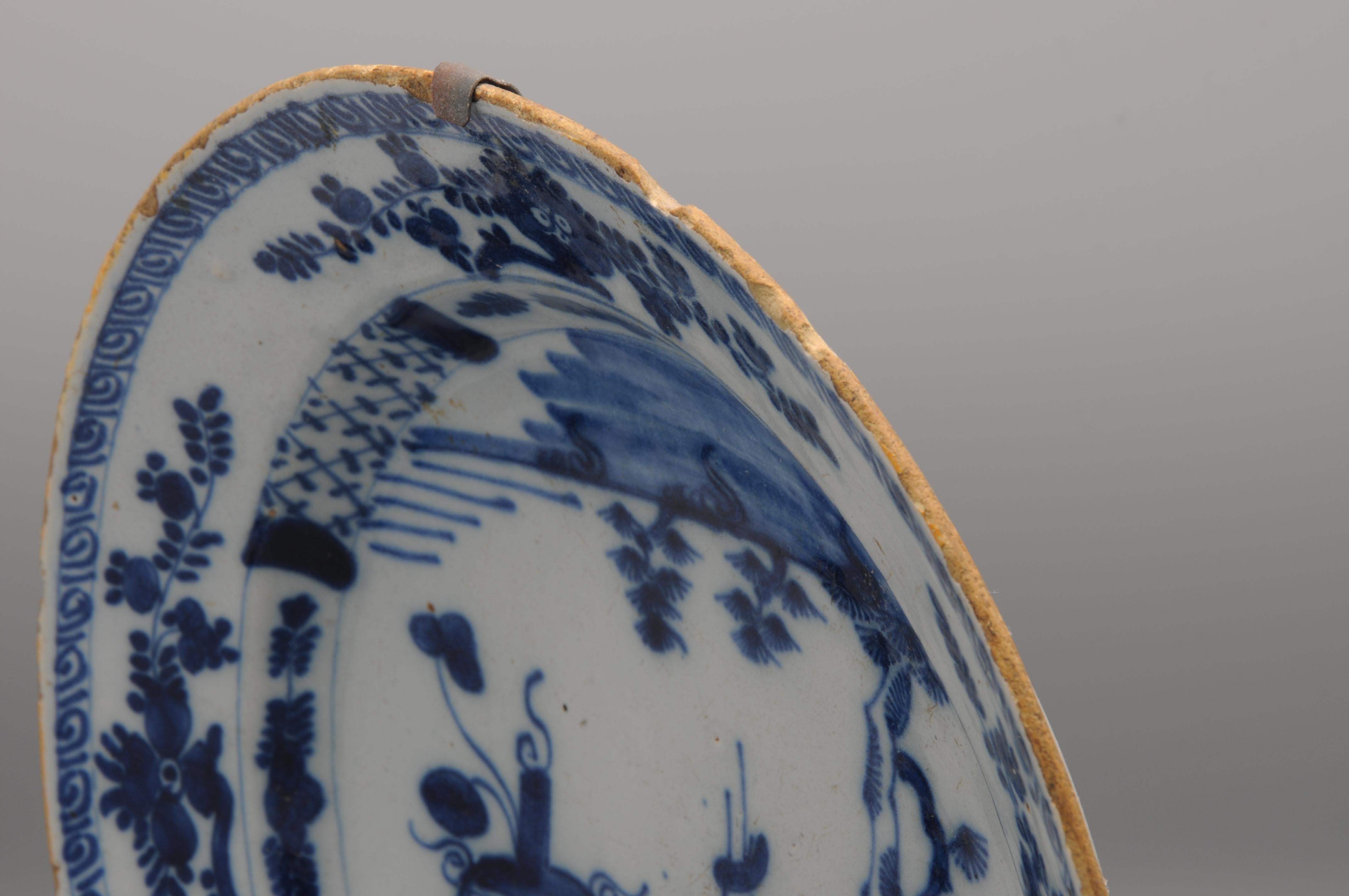 Poterie Assiette de présentation de style chinoiserie de Delft par De Claauw, milieu du 18e siècle en vente