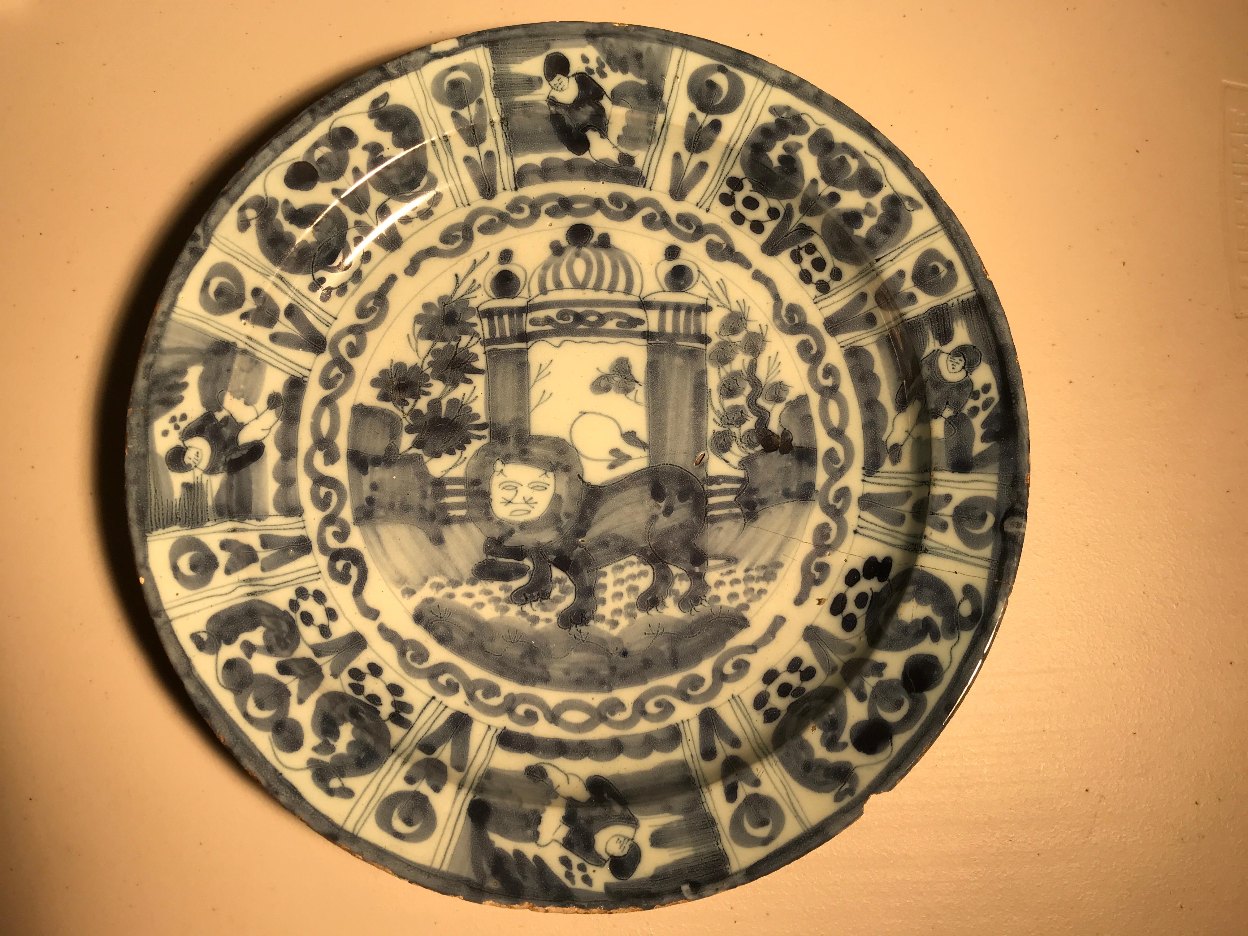Encantador plato de delft que demuestra lo exótico que parecía Oriente para Europa y el sentido de la maravilla que desprendía.
Inusualmente pintada en el estilo 