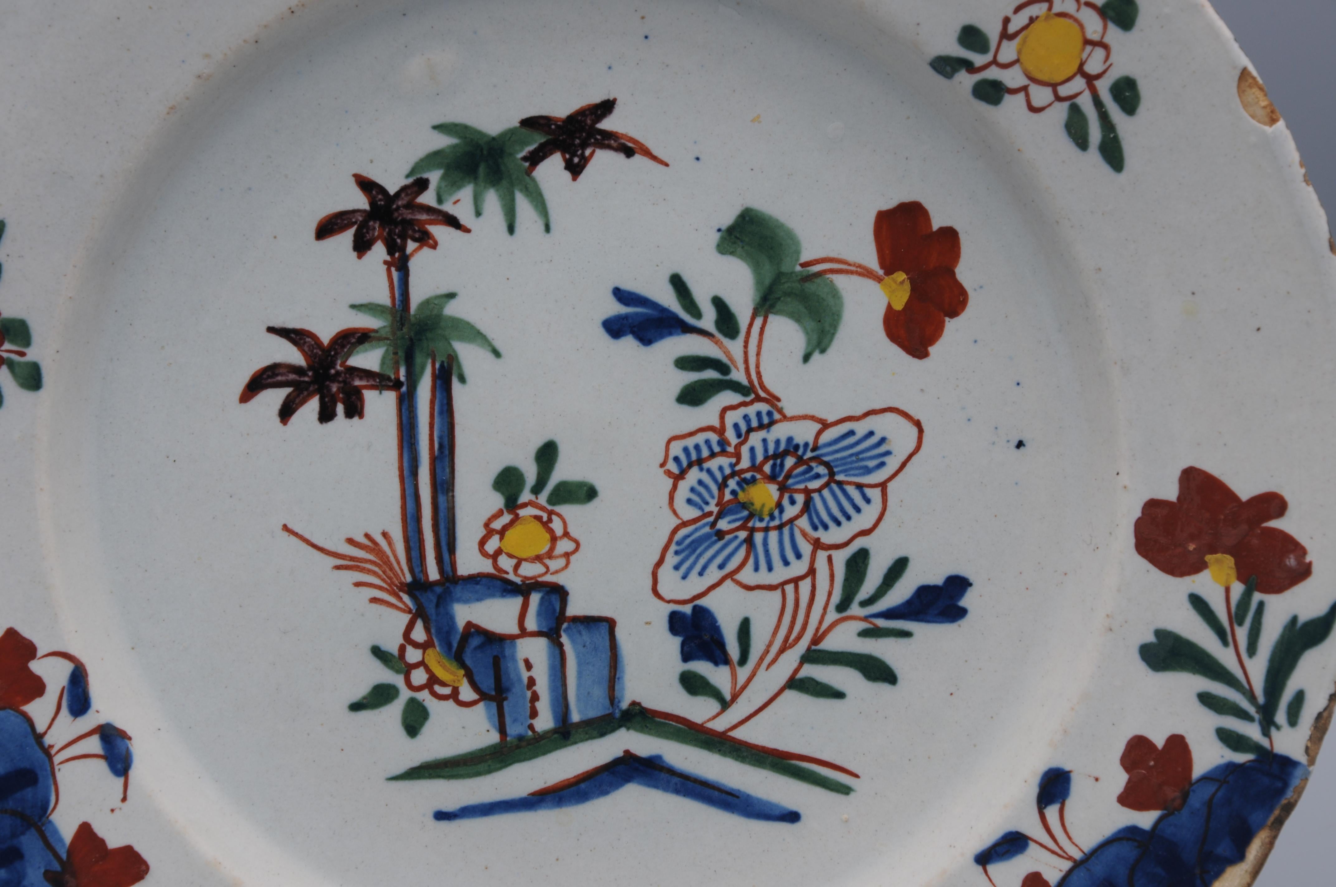 Delft - Delftware plate with polychrome floral decor - mid 18th century In Good Condition For Sale In DELFT, NL