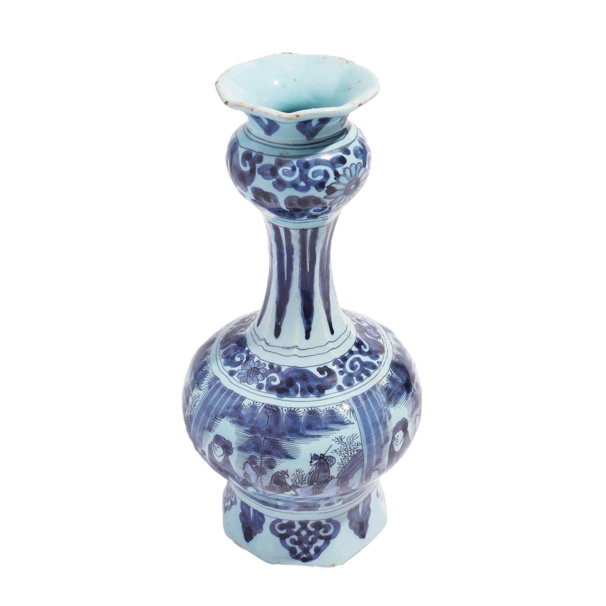 Delft faience bulb vase attributed to De Metaale Pot, c. 1690-1725 In Good Condition For Sale In Kenilworth, IL