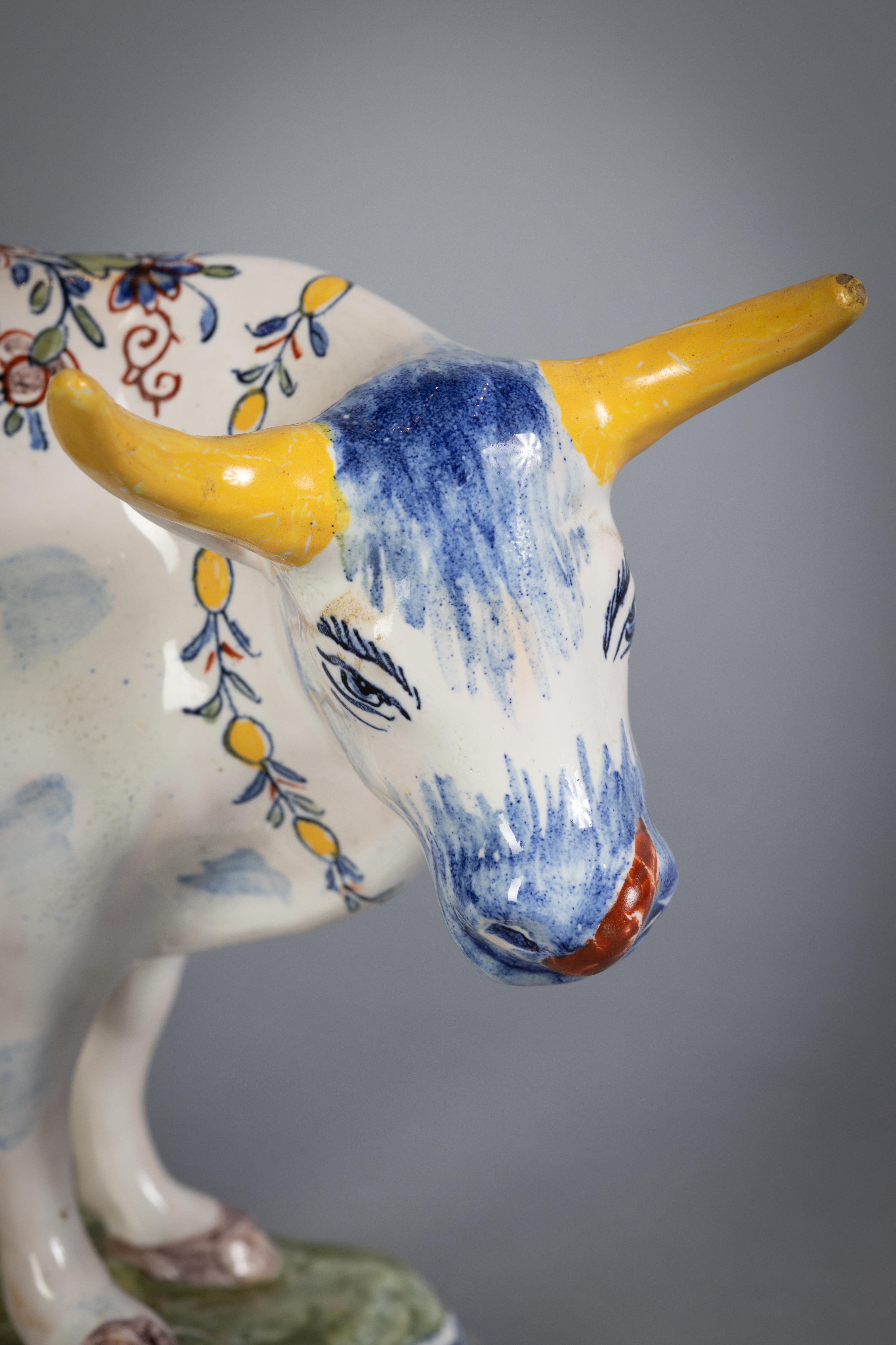 La vache est émaillée d'un décor floral et feuillu. Marqué en dessous.