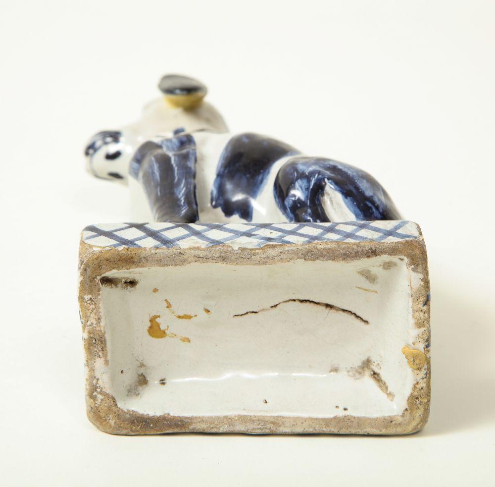 Figura di cane seduto di Delft in vendita 3