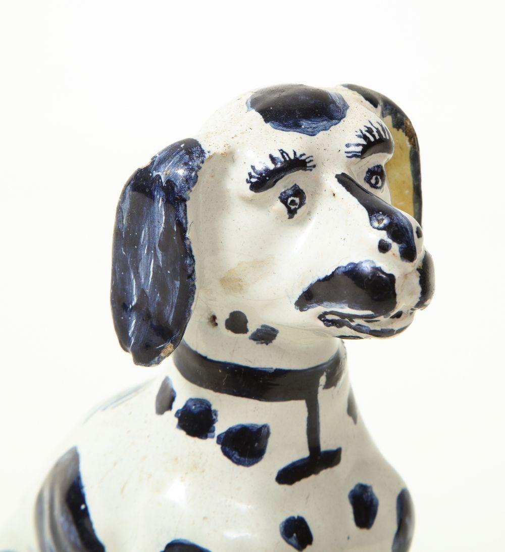 Figura di cane seduto di Delft in vendita 4