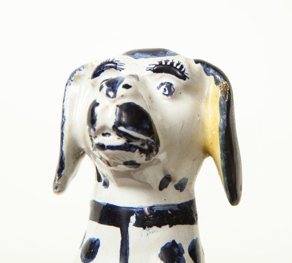 Figura di cane seduto di Delft in vendita 5