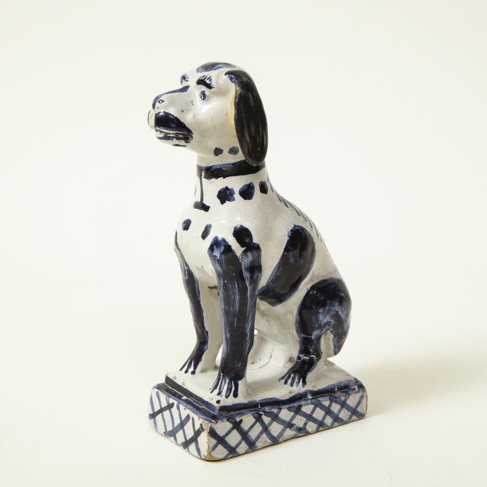 Europeo Figura di cane seduto di Delft in vendita
