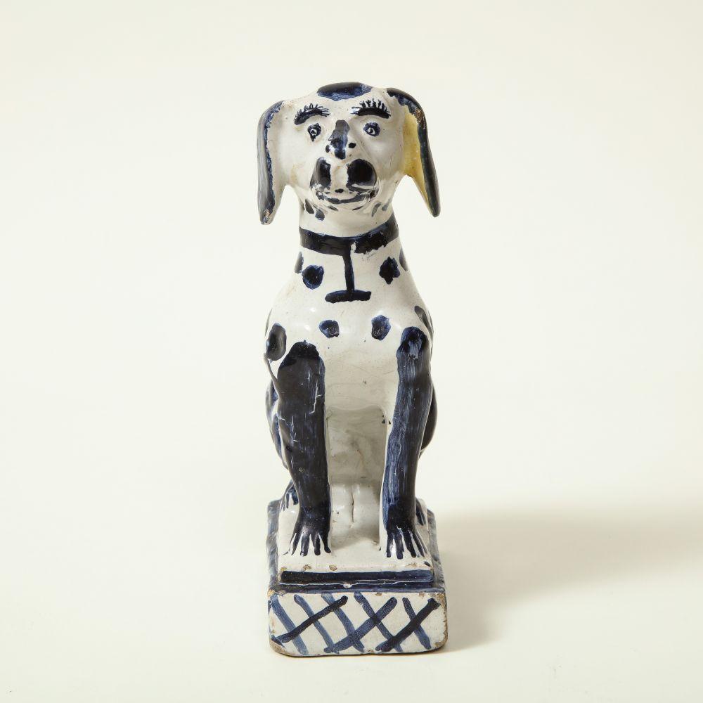 Dipinto a mano Figura di cane seduto di Delft in vendita