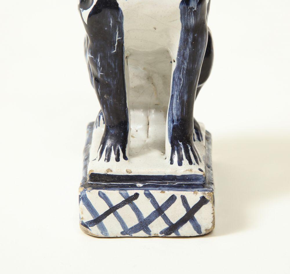 XVIII secolo Figura di cane seduto di Delft in vendita