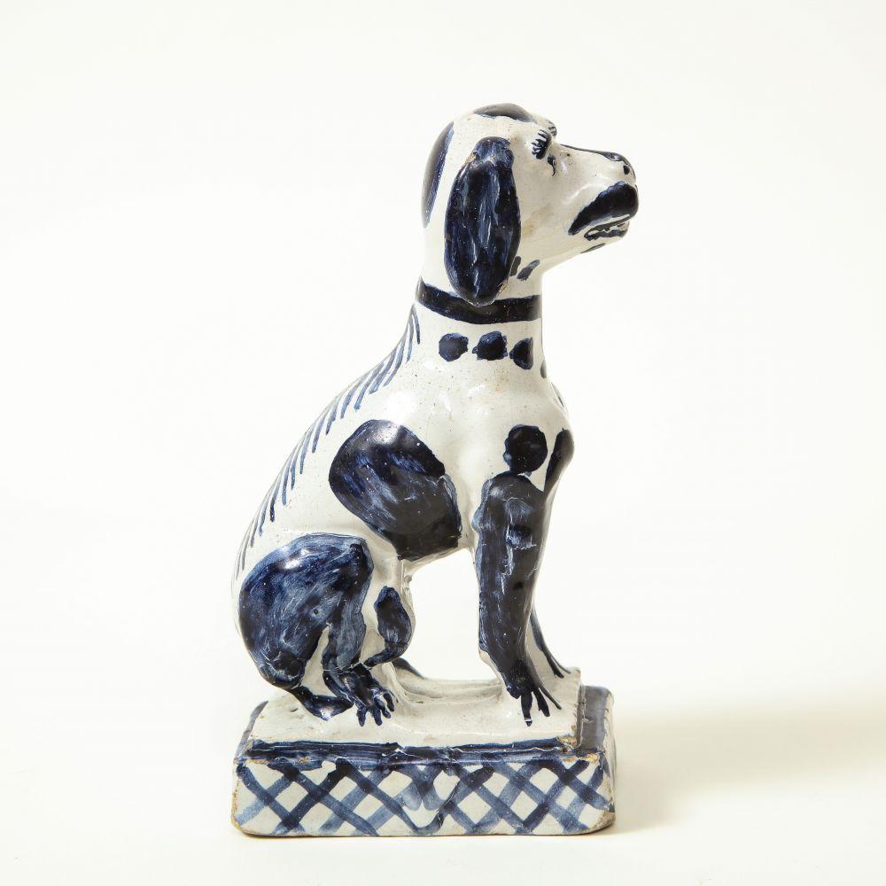 Ceramica Figura di cane seduto di Delft in vendita