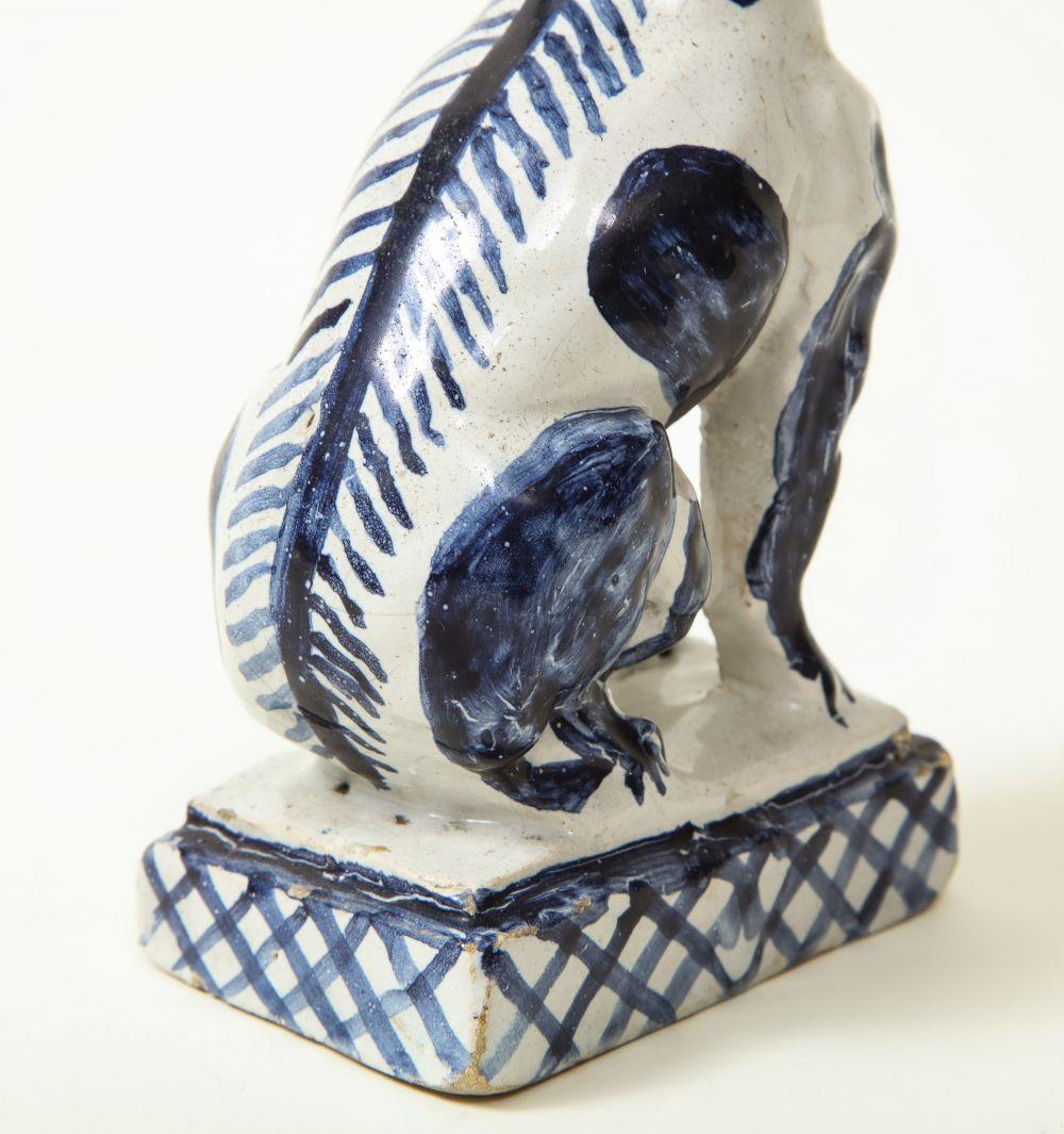 Figura di cane seduto di Delft in vendita 1
