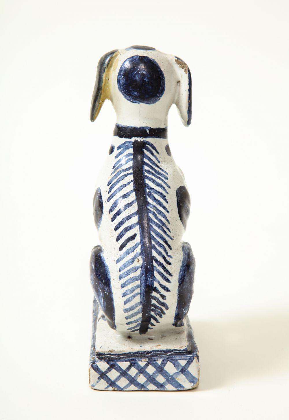 Figura di cane seduto di Delft in vendita 2