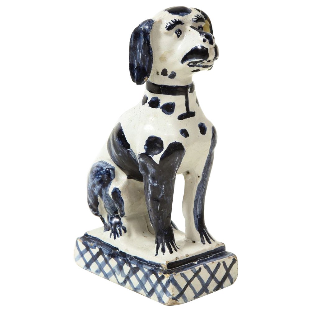 Figura di cane seduto di Delft in vendita