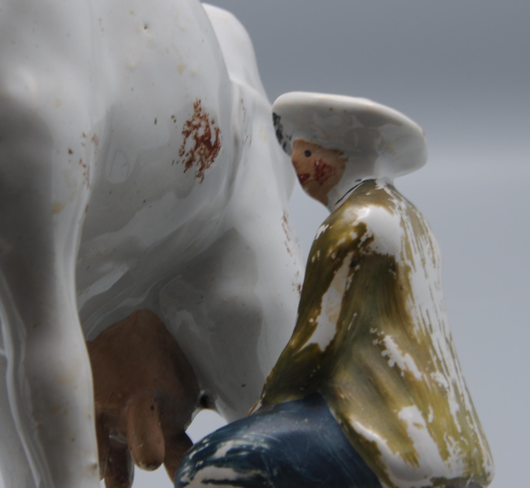 Delft - Groupe de figurines représentant une vache et un trayeur, fin du XVIIIe siècle (peinture à froid) en vente 4