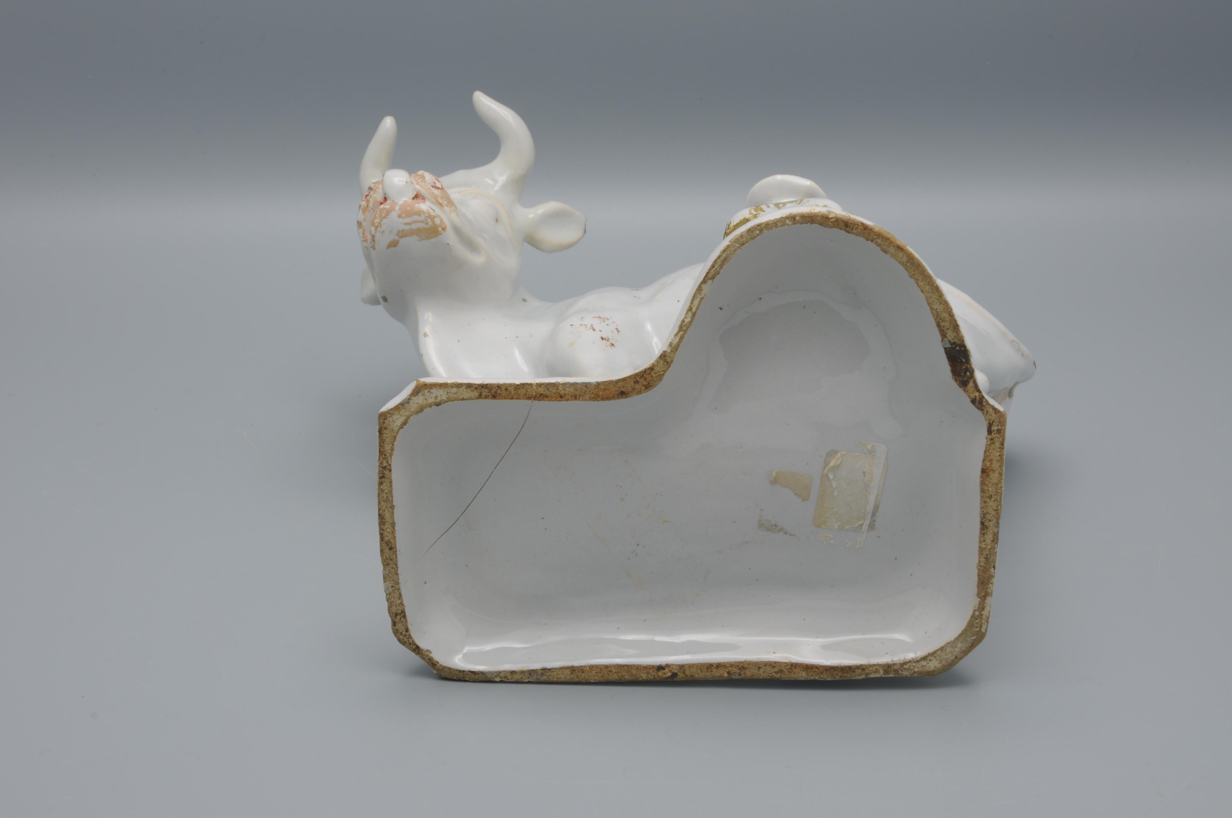 Delft - Groupe de figurines représentant une vache et un trayeur, fin du XVIIIe siècle (peinture à froid) en vente 5