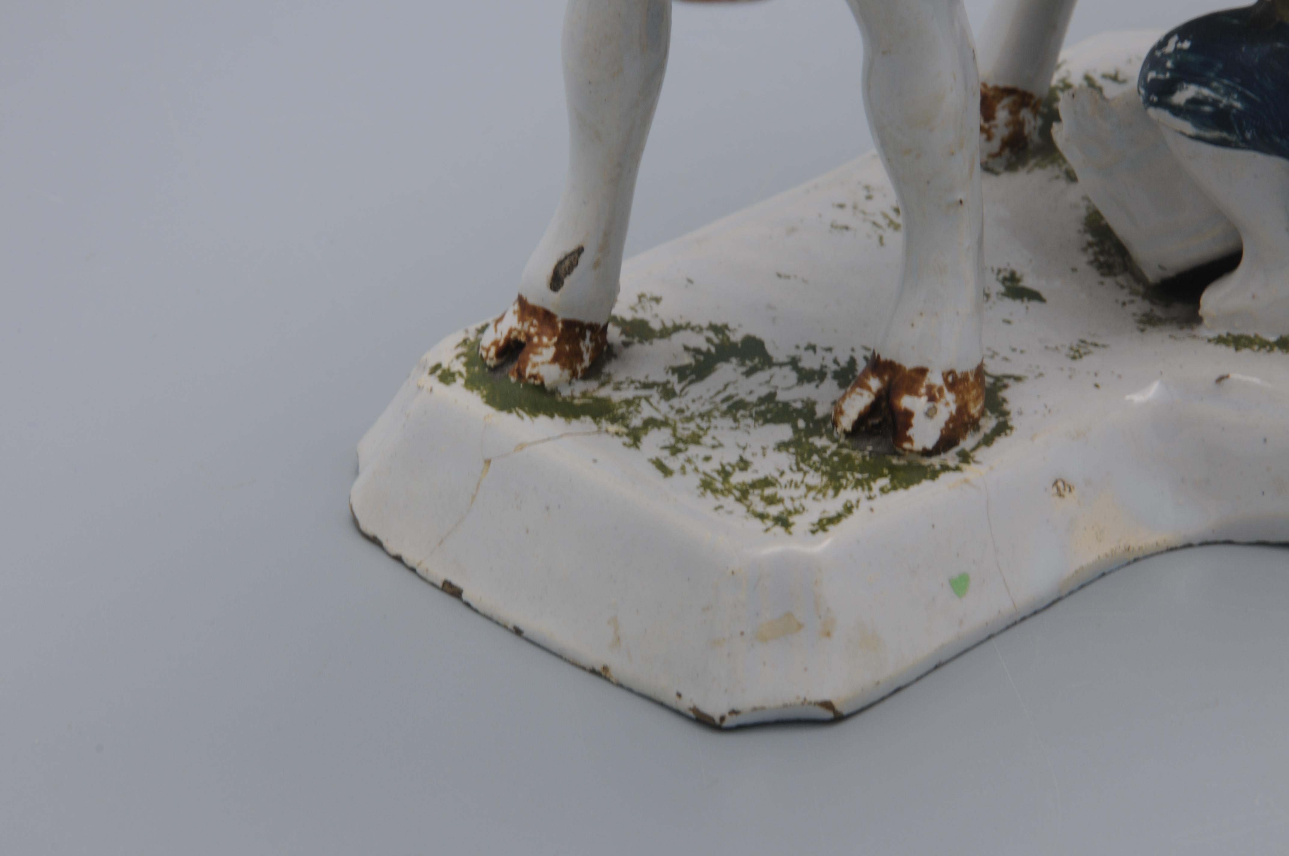 Delft - Groupe de figurines représentant une vache et un trayeur, fin du XVIIIe siècle (peinture à froid) en vente 6