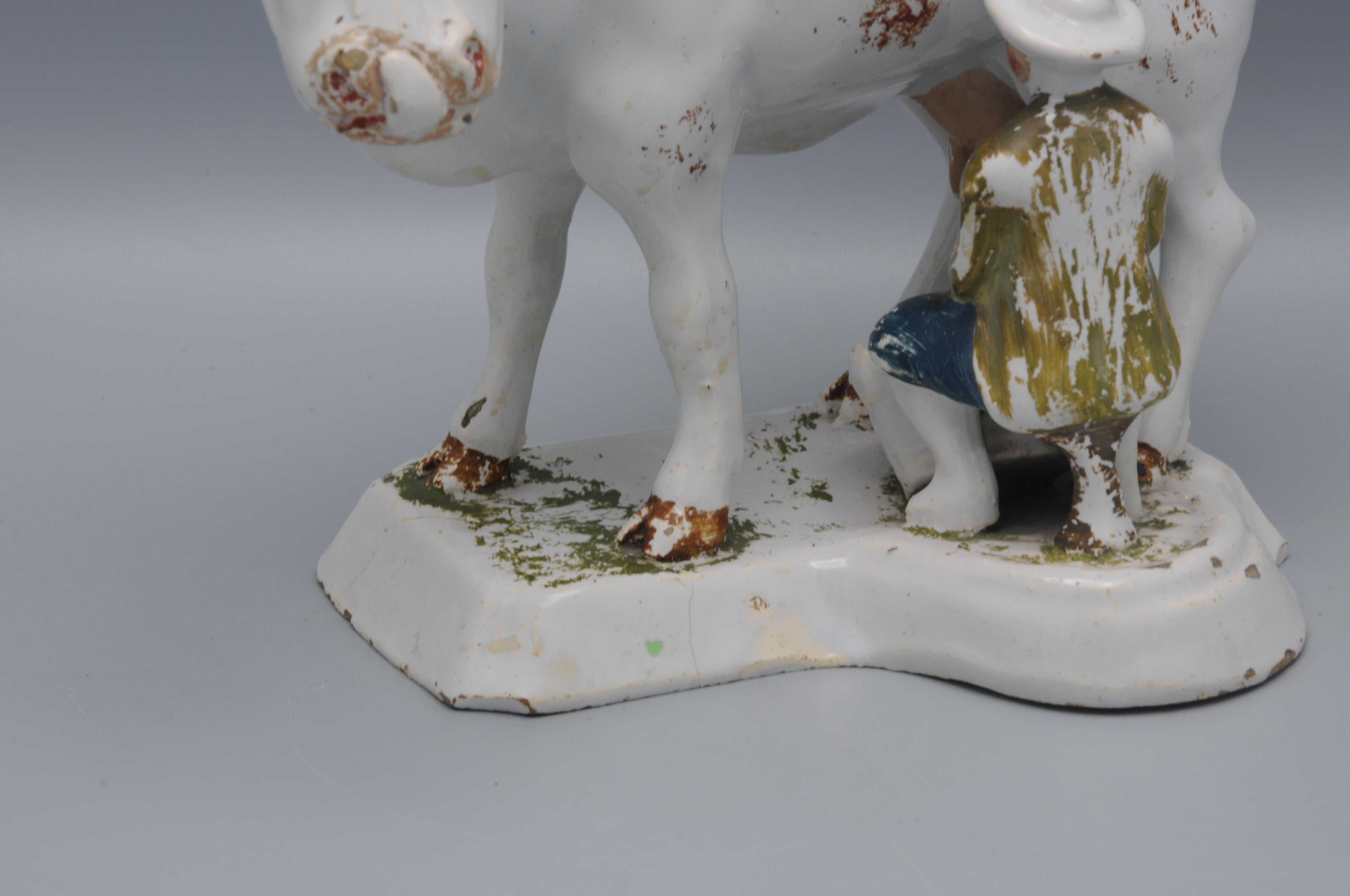 Rococo Delft - Groupe de figurines représentant une vache et un trayeur, fin du XVIIIe siècle (peinture à froid) en vente