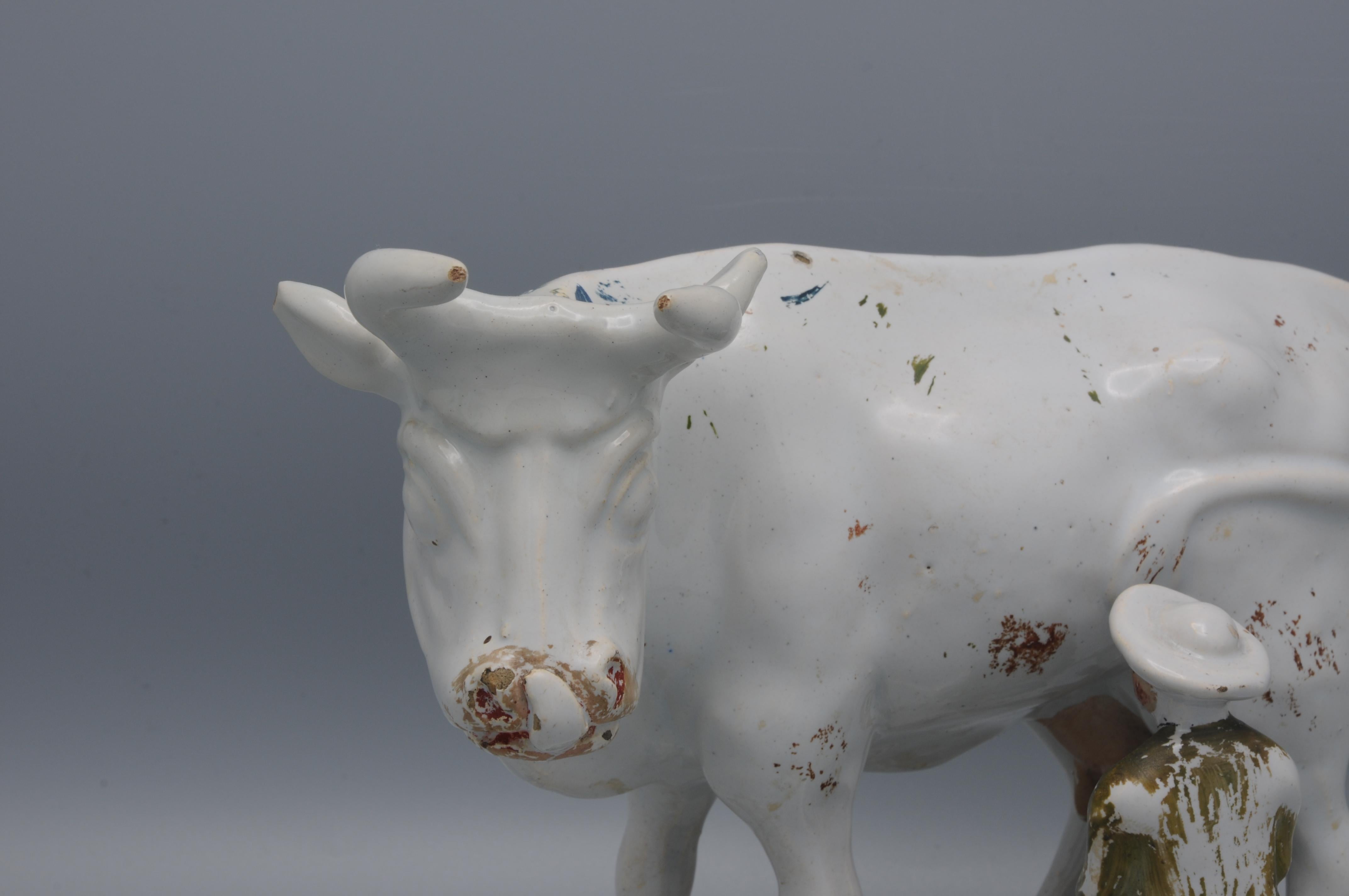 Vernissé Delft - Groupe de figurines représentant une vache et un trayeur, fin du XVIIIe siècle (peinture à froid) en vente