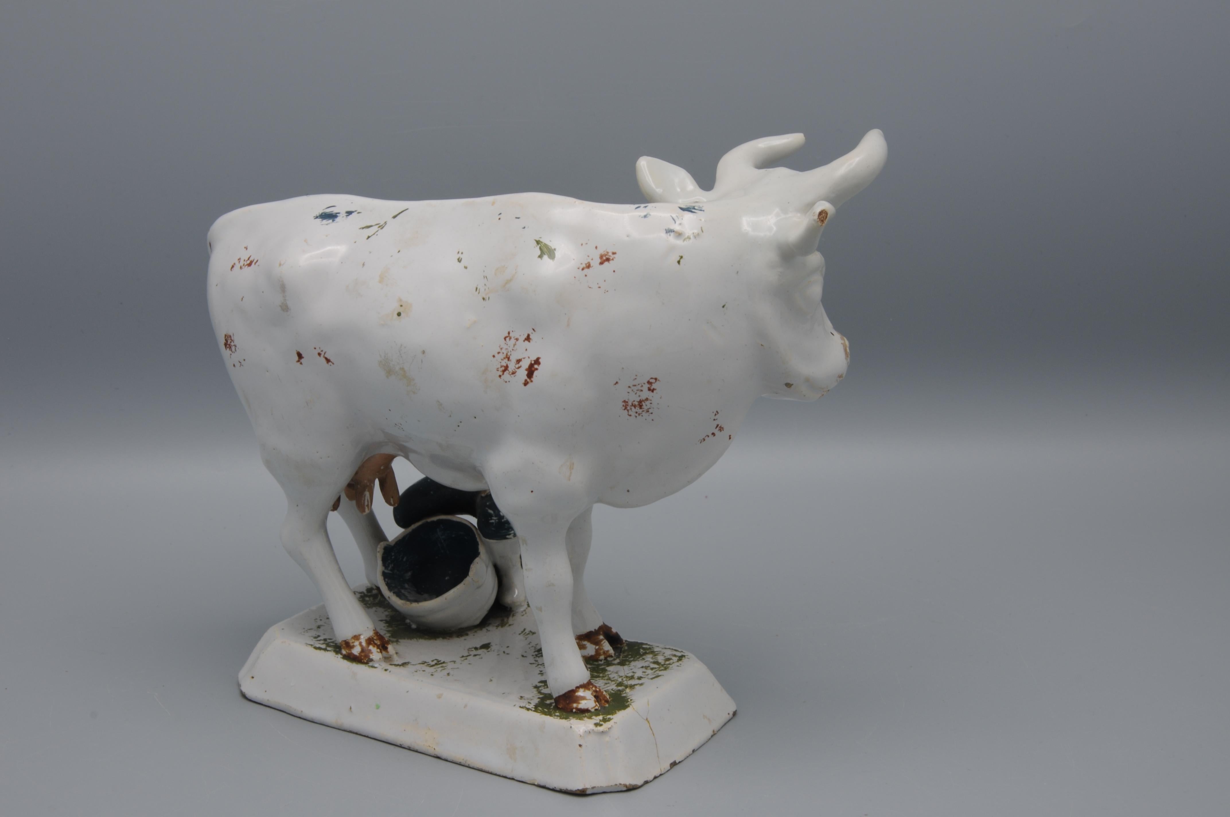 Delft - Groupe de figurines représentant une vache et un trayeur, fin du XVIIIe siècle (peinture à froid) État moyen - En vente à DELFT, NL